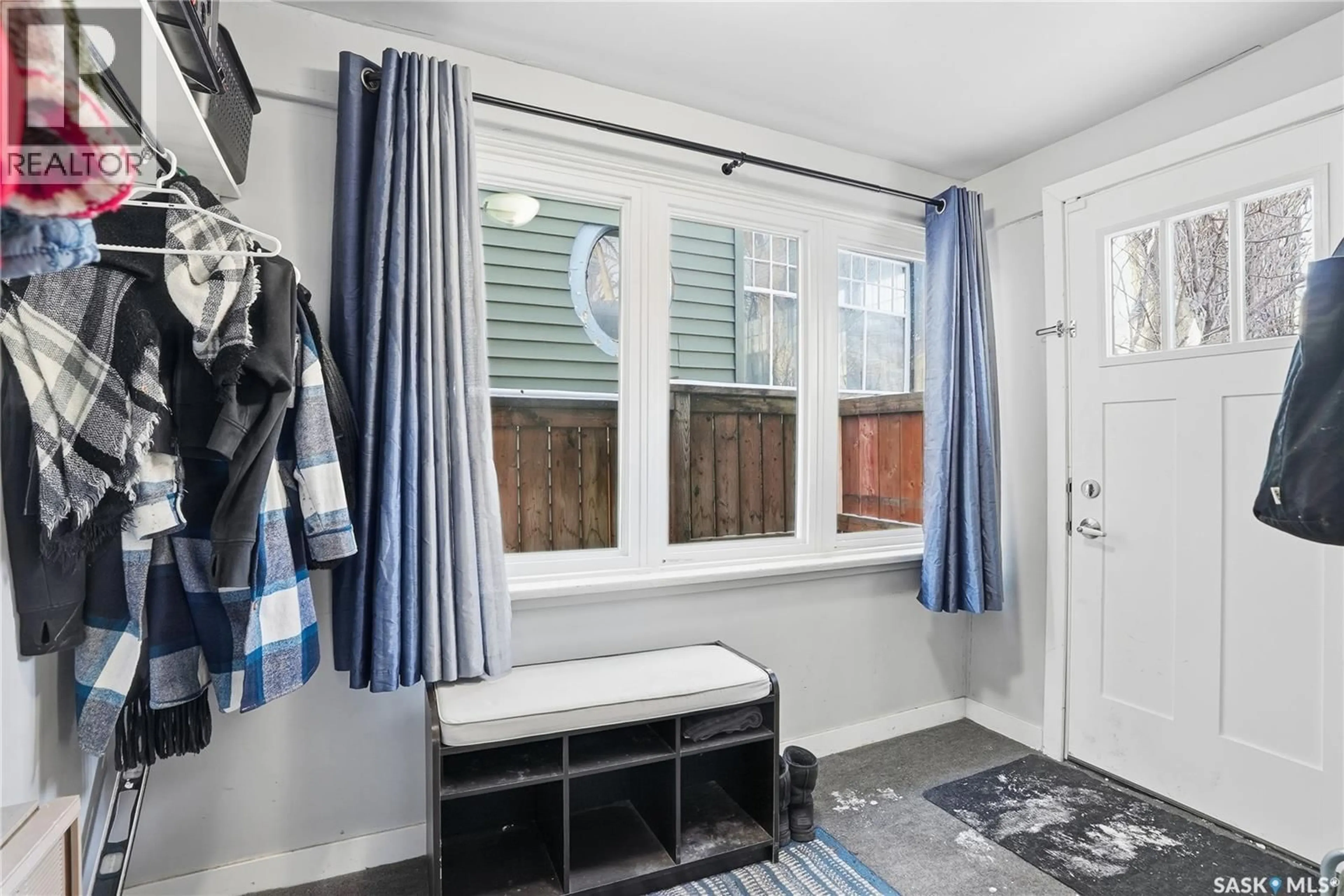 Indoor entryway for 209 28TH STREET, Saskatoon Saskatchewan S7L0K4