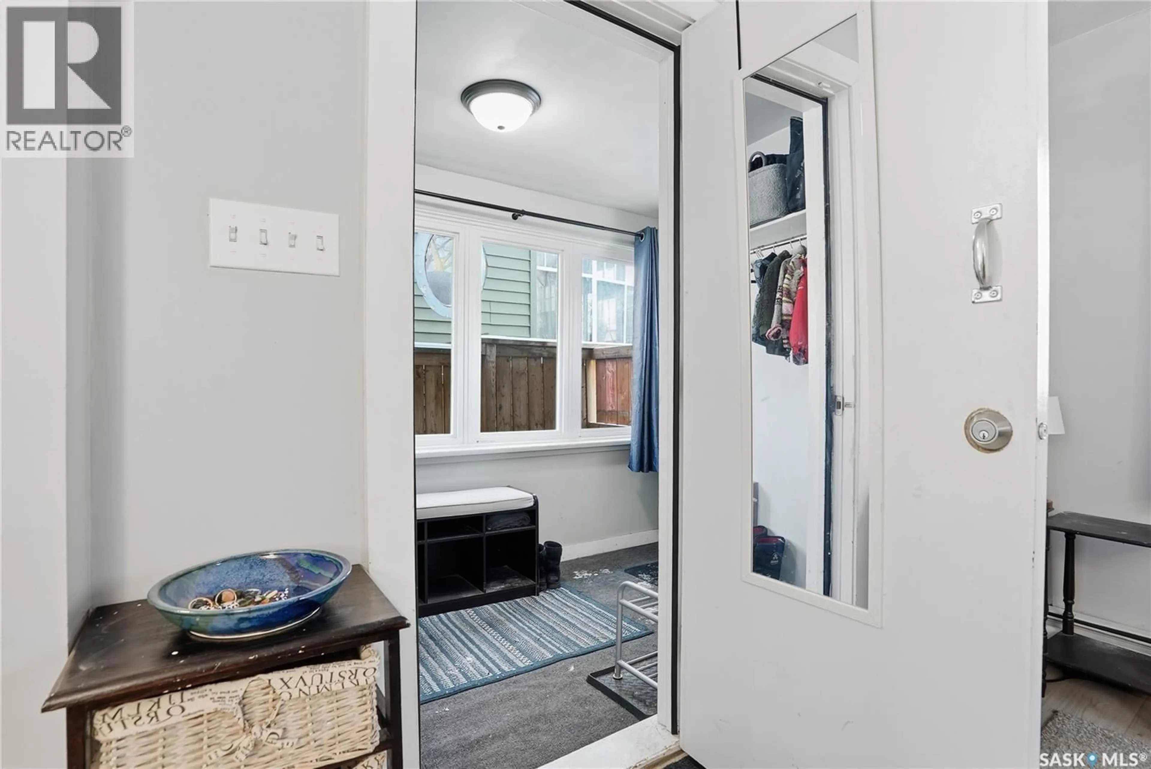 Indoor entryway for 209 28TH STREET, Saskatoon Saskatchewan S7L0K4