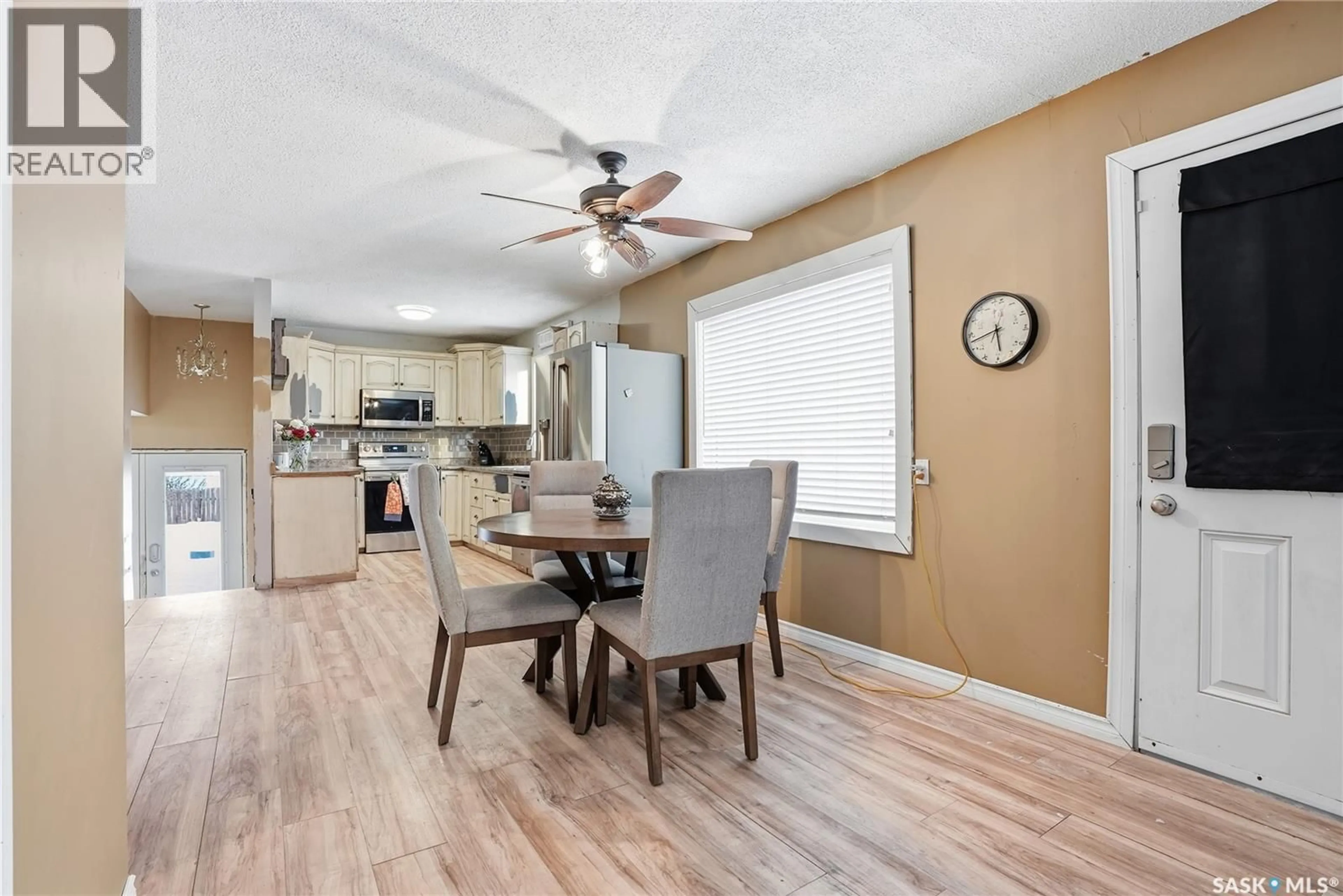 Open concept kitchen, unknown for 5 4TH AVENUE, Martensville Saskatchewan S7K1X2