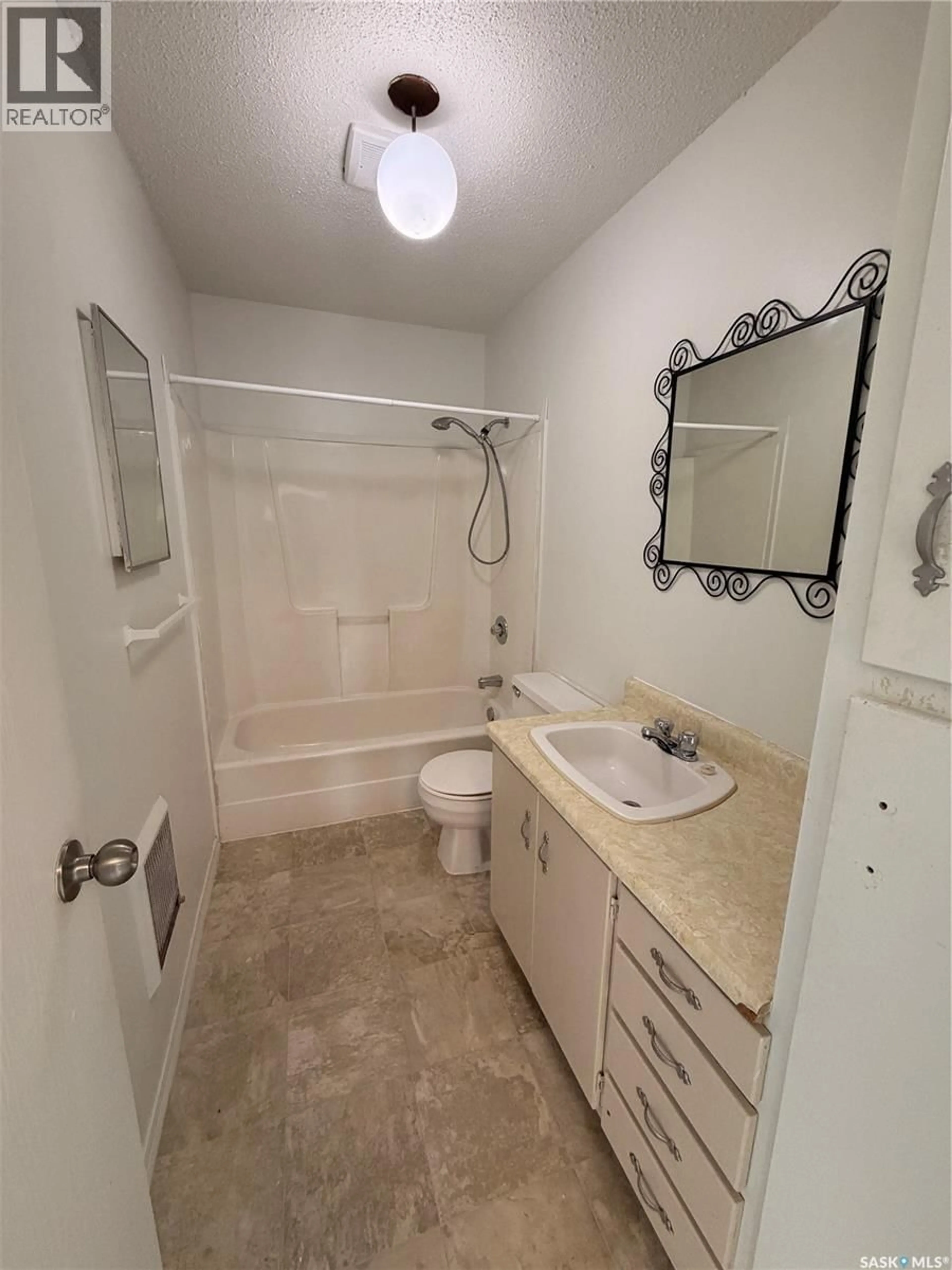Standard bathroom, unknown for 1005 ISABELLE STREET, Estevan Saskatchewan S4A1R1