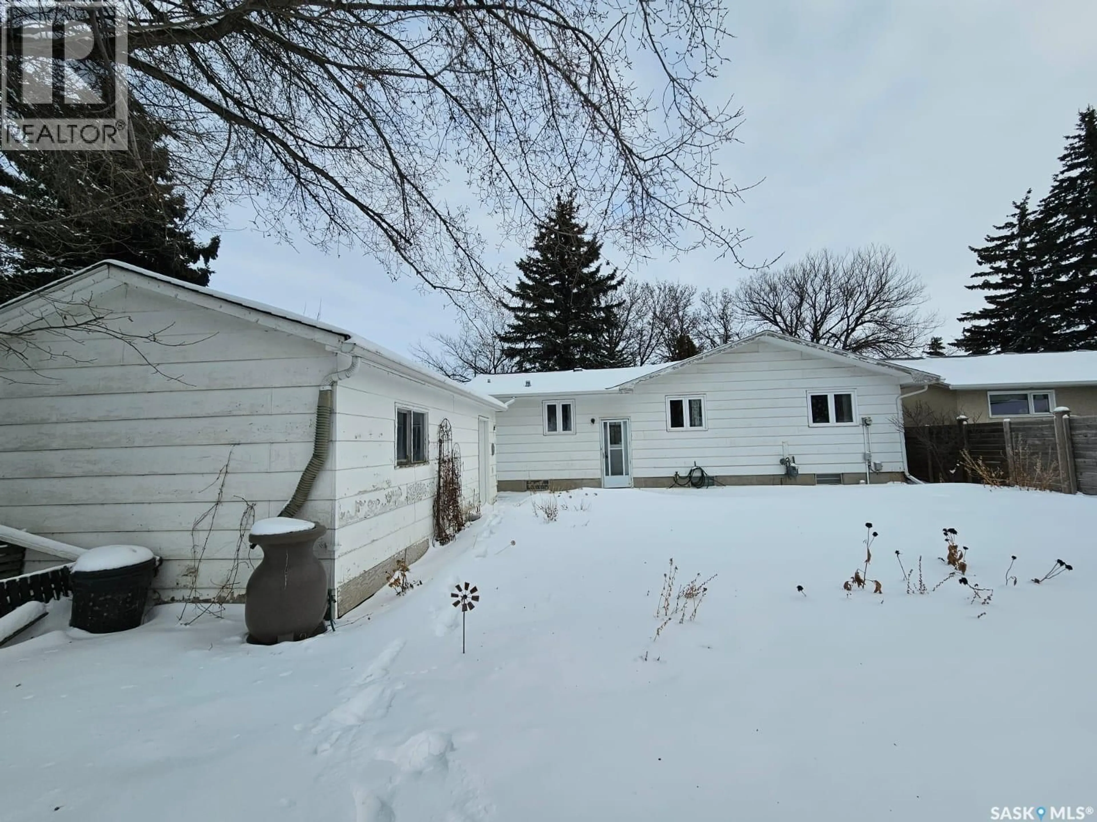 A pic from outside/outdoor area/front of a property/back of a property/a pic from drone, street for 402 MCKERCHER DRIVE, Saskatoon Saskatchewan S7H3W5