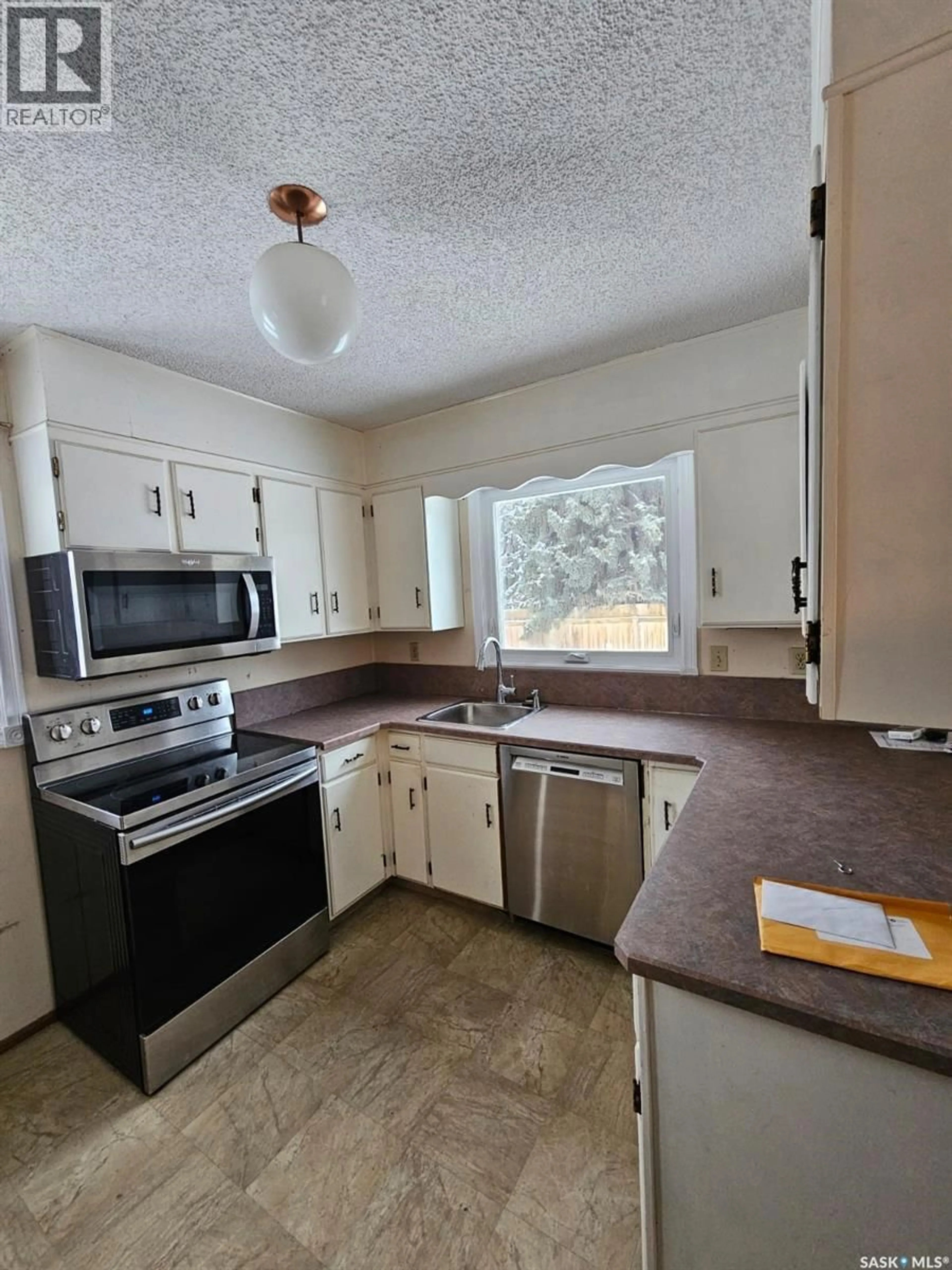 Standard kitchen, unknown for 402 MCKERCHER DRIVE, Saskatoon Saskatchewan S7H3W5