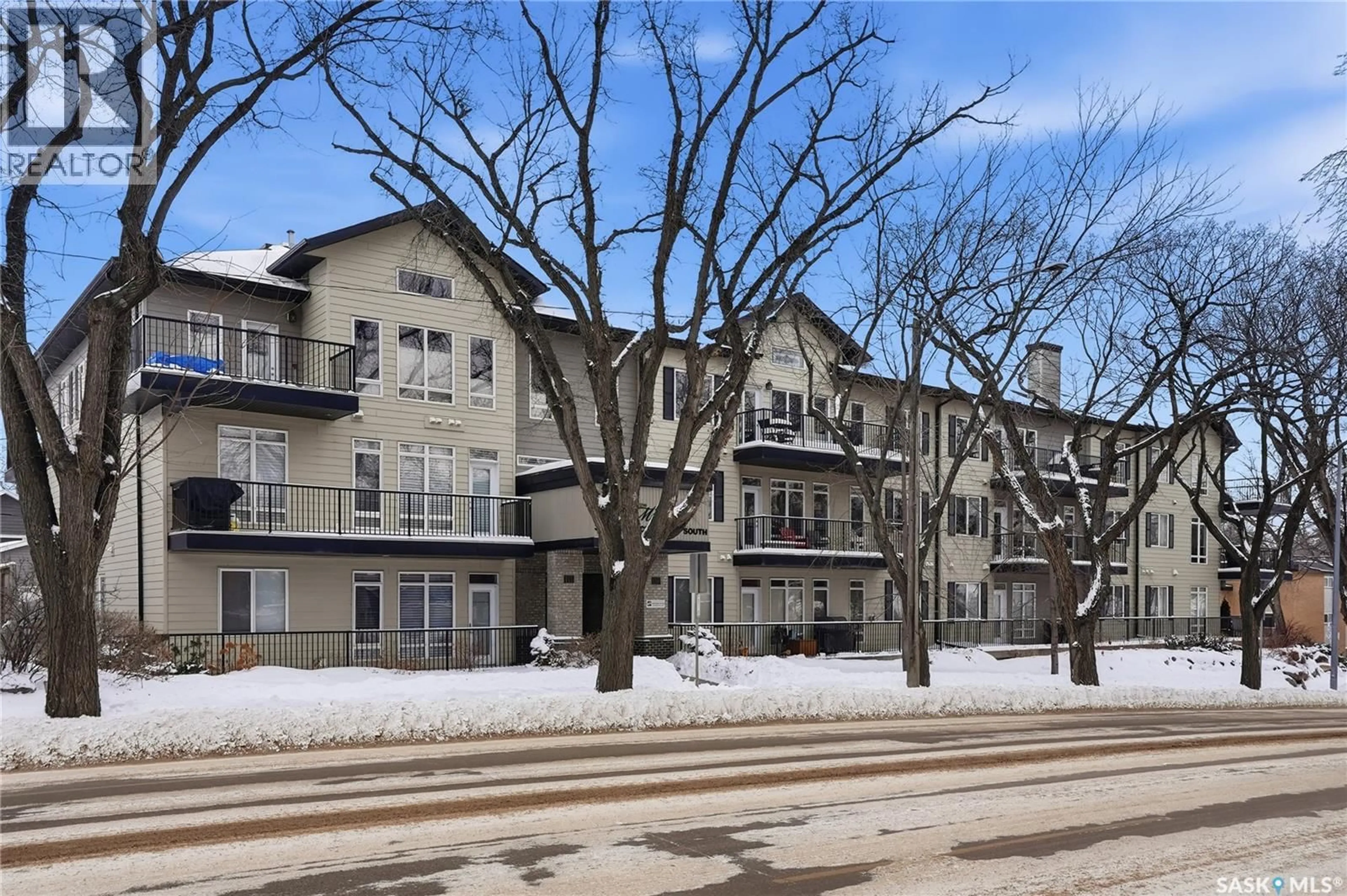 Patio, street for 202 311 CLARENCE AVENUE S, Saskatoon Saskatchewan S7N1H5
