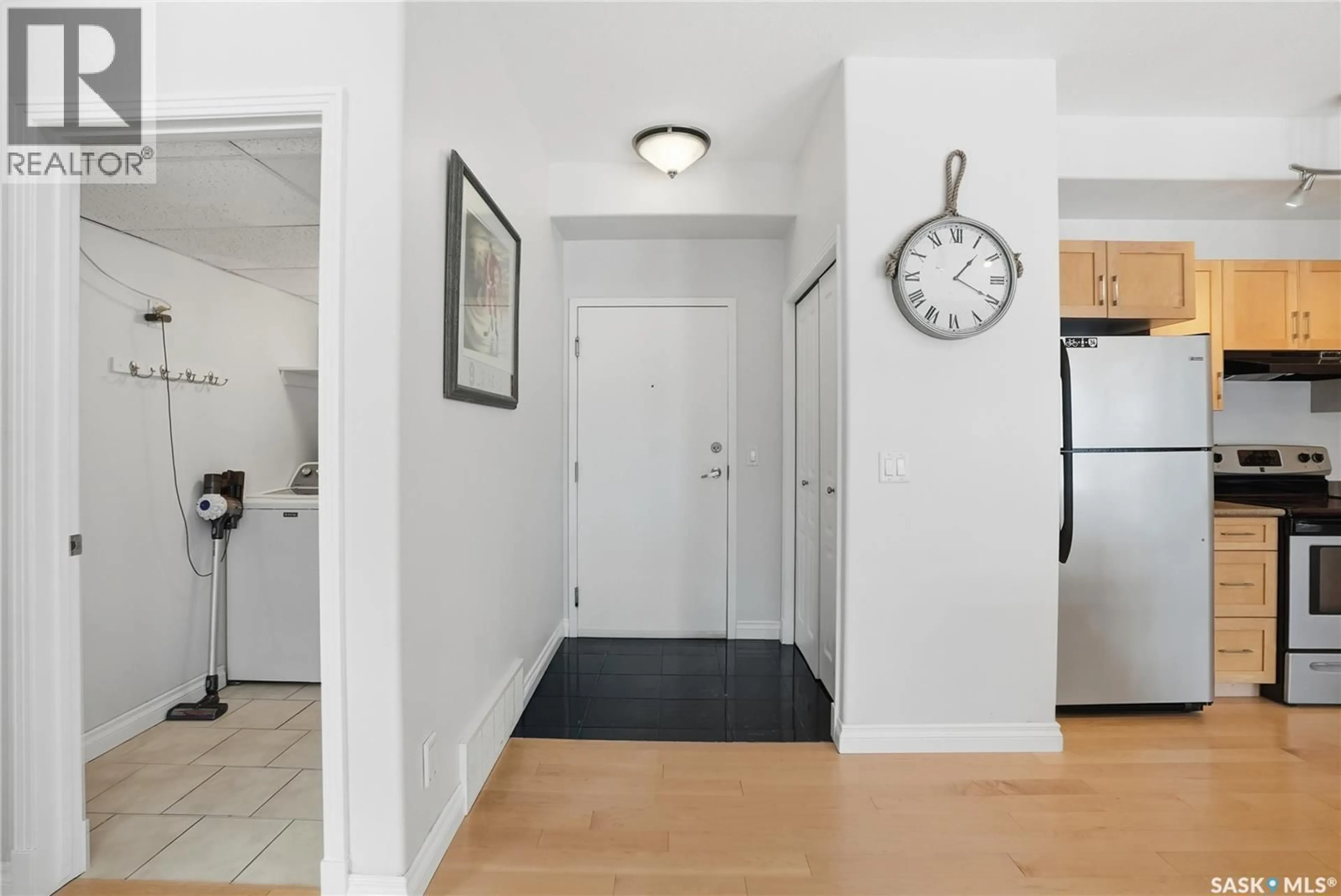 Indoor entryway for 202 311 CLARENCE AVENUE S, Saskatoon Saskatchewan S7N1H5