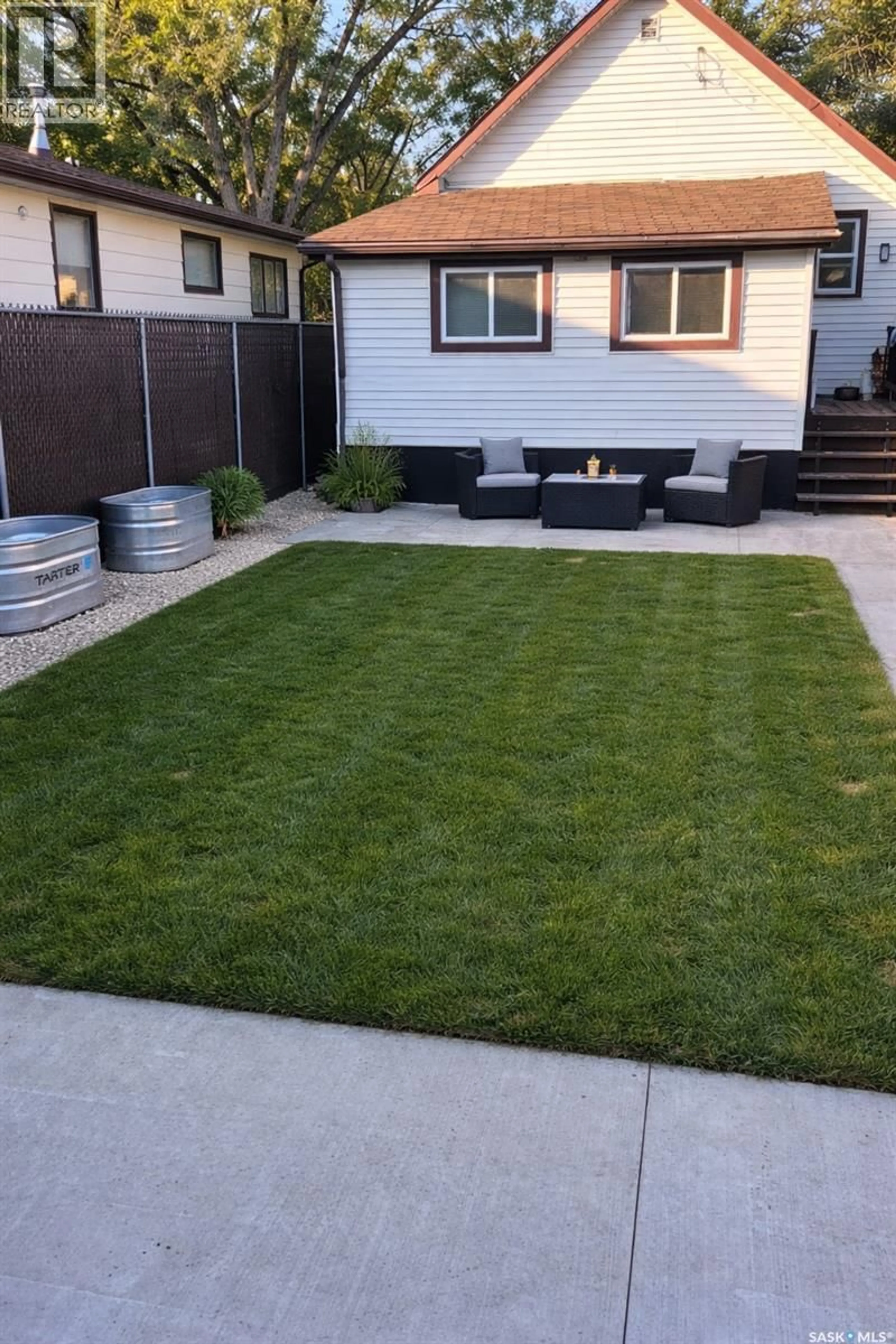 Patio, street for 806 7TH STREET, Saskatoon Saskatchewan S7H0Y4