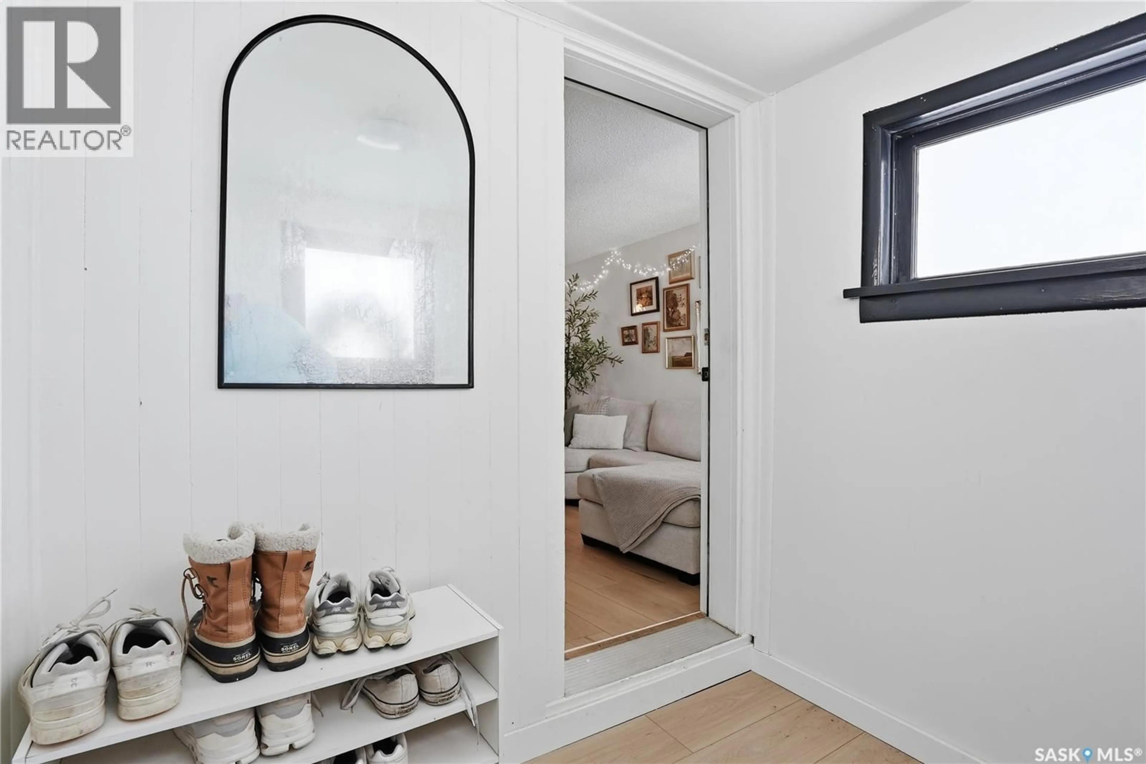 Indoor entryway for 806 7TH STREET, Saskatoon Saskatchewan S7H0Y4