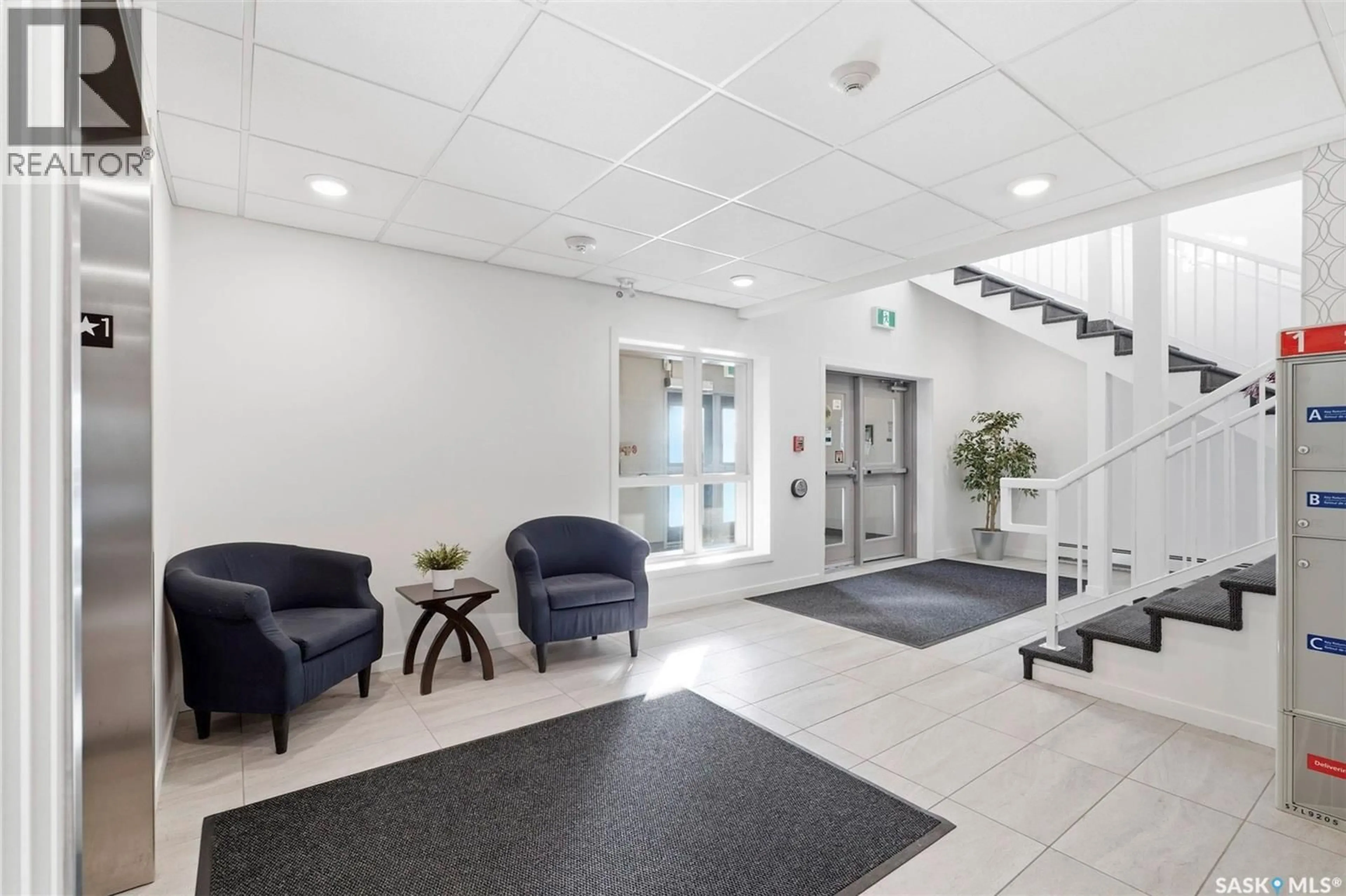 Lobby for #113 - 113 HASSARD CLOSE, Saskatoon Saskatchewan S7L6V3