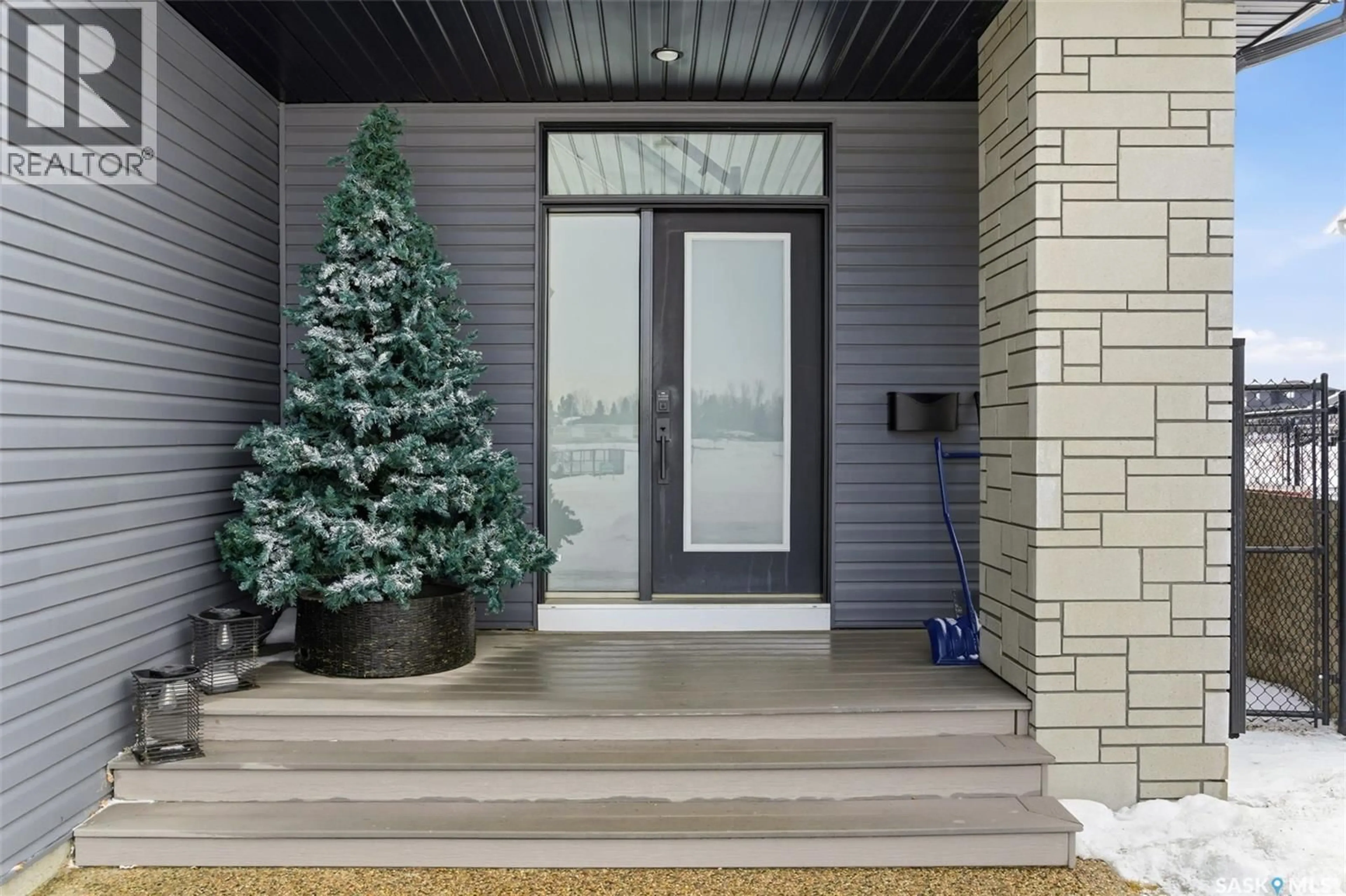 Indoor entryway for 6 BUTTE BAY, Pilot Butte Saskatchewan S0G3Z0