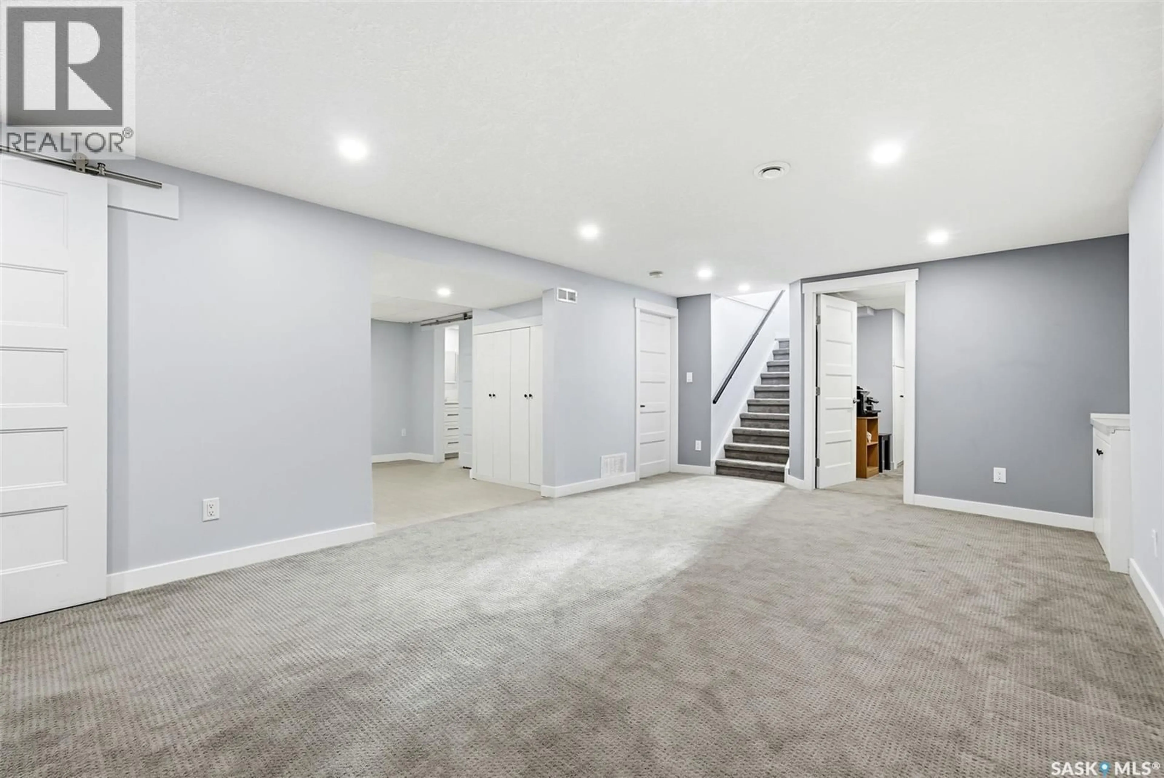 Indoor foyer for 153 MCDOUGALL CRESCENT, Regina Saskatchewan S4S5M6