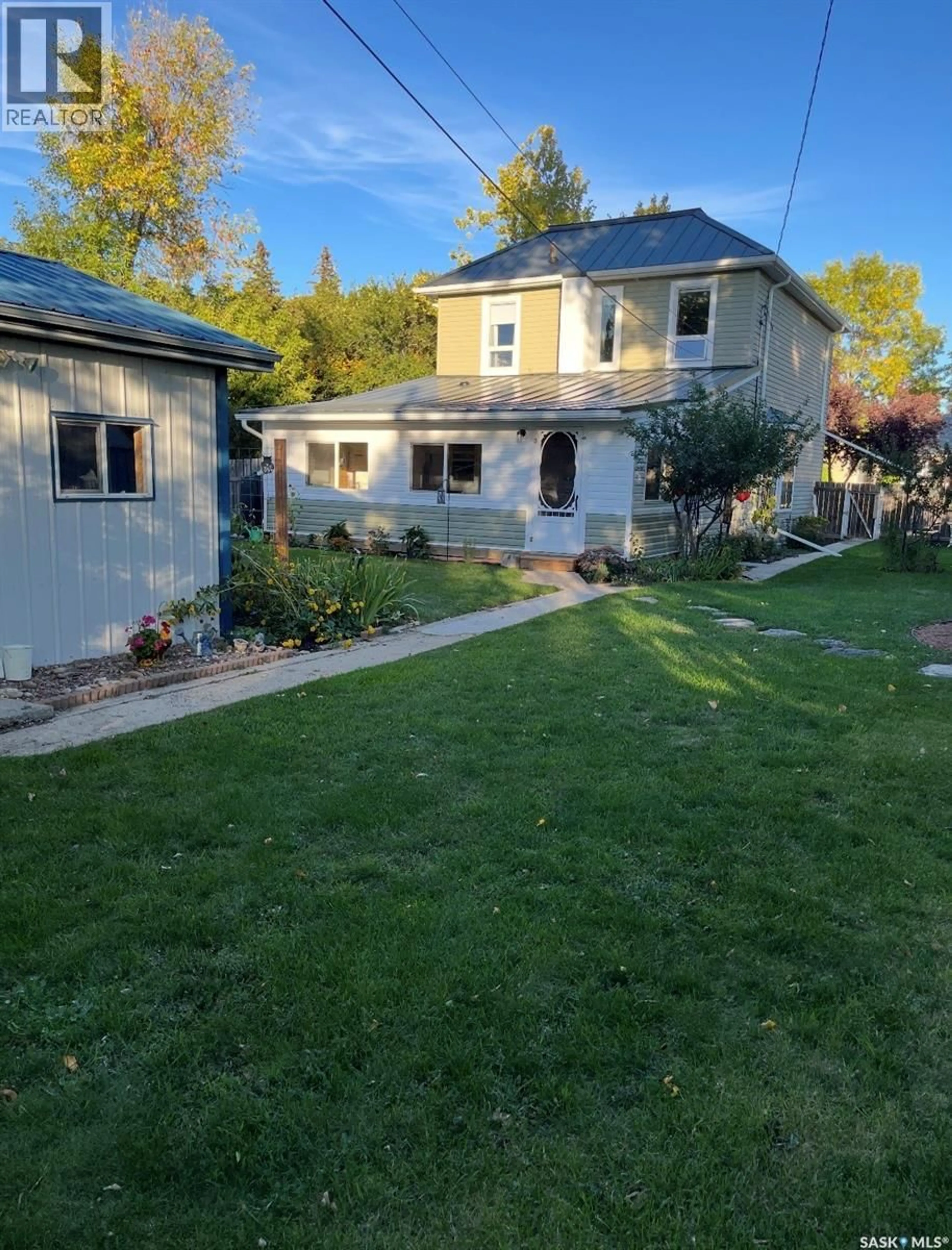 A pic from outside/outdoor area/front of a property/back of a property/a pic from drone, street for 509 HARDER STREET, Maple Creek Saskatchewan S0N1N0