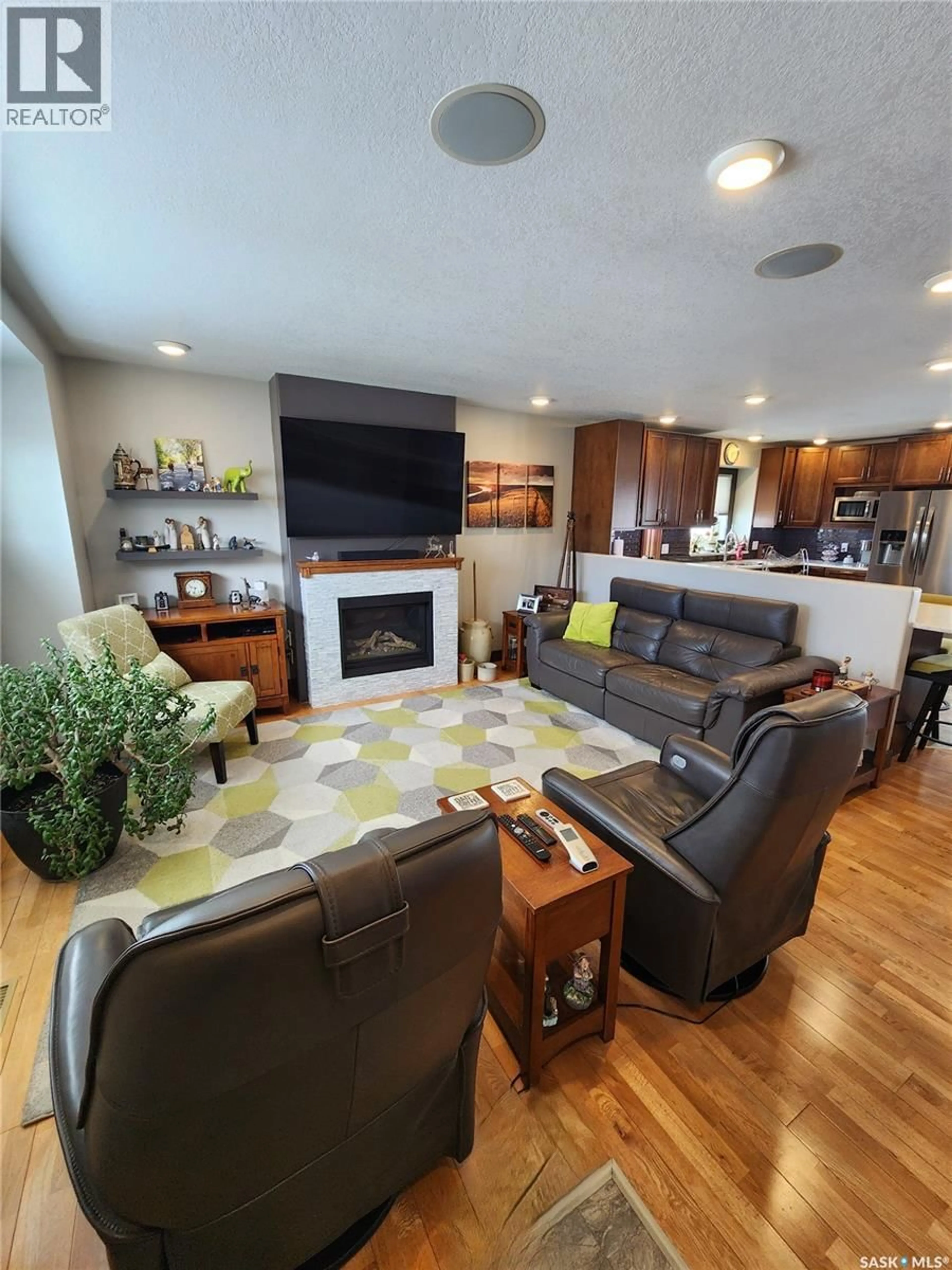 Living room with furniture, wood/laminate floor for 1194 VETERANS BAY, Estevan Saskatchewan S4A1Z8