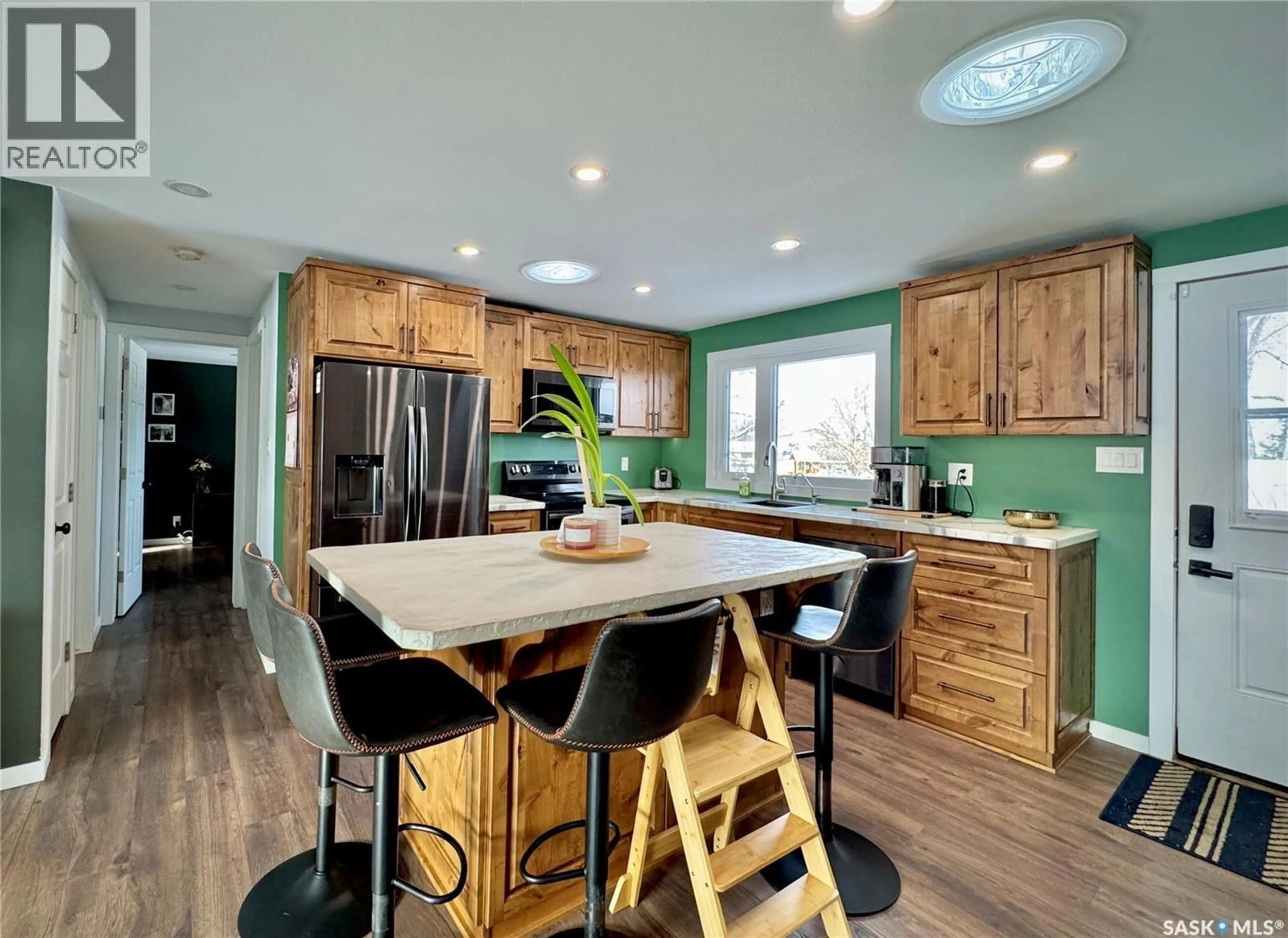 Open concept kitchen, wood/laminate floor for 19 HUDSON BAY, Esterhazy Saskatchewan S0A0X0