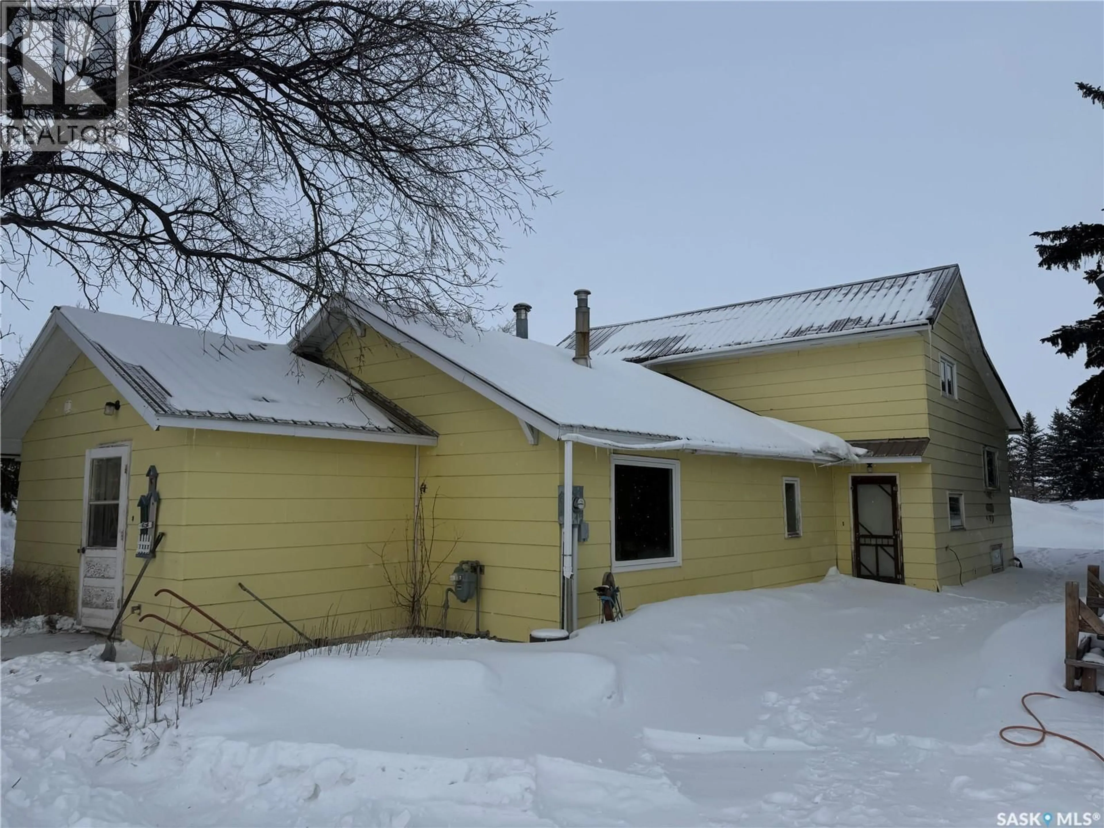A pic from outside/outdoor area/front of a property/back of a property/a pic from drone, street for RAILWAY AVENUE, Gladmar Saskatchewan S0C1A0