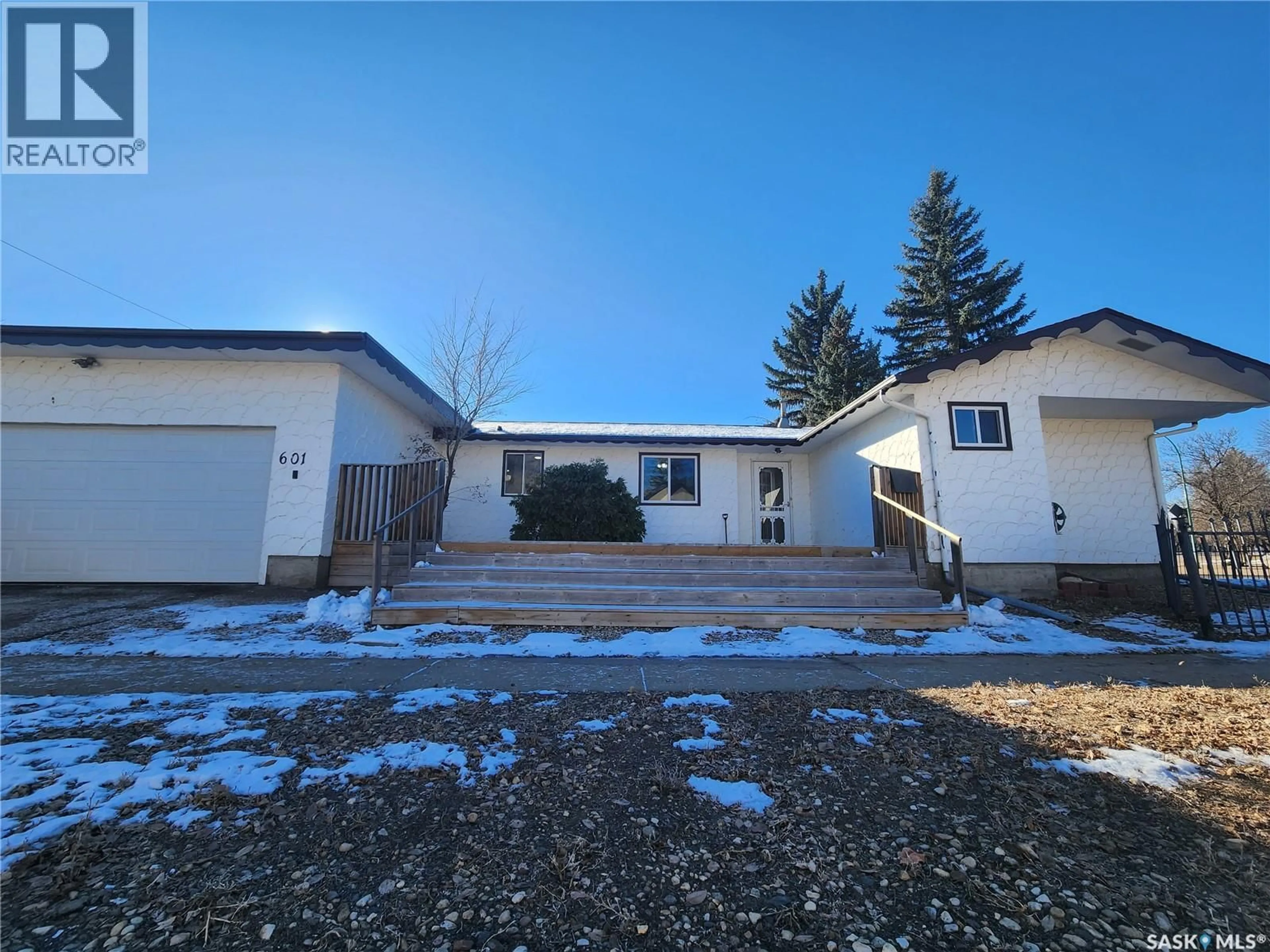 A pic from outside/outdoor area/front of a property/back of a property/a pic from drone, street for 601 CENTRE STREET, Assiniboia Saskatchewan S0H0B0