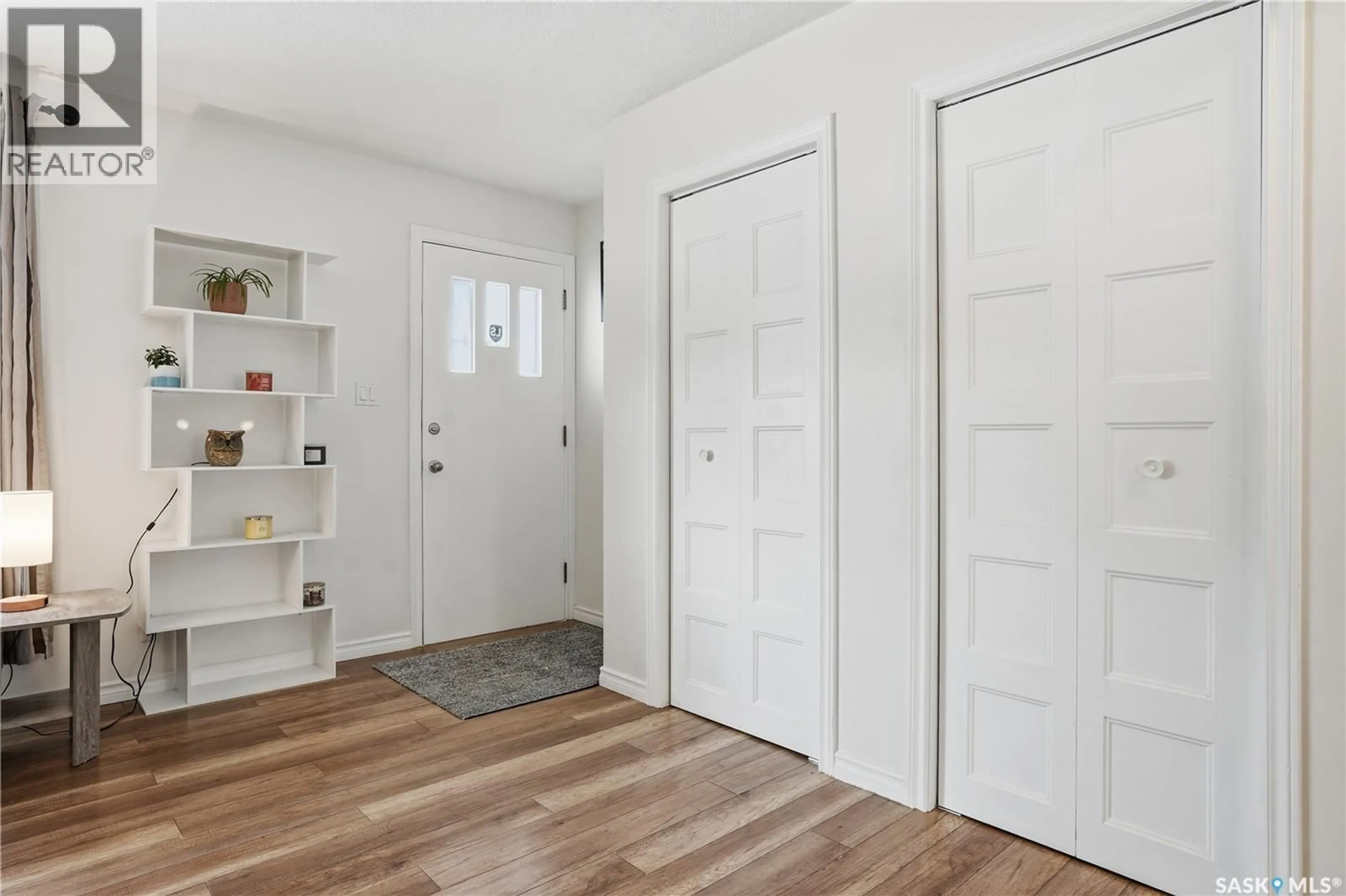 Indoor entryway for 800 ROYAL STREET, Regina Saskatchewan S4T4Z4