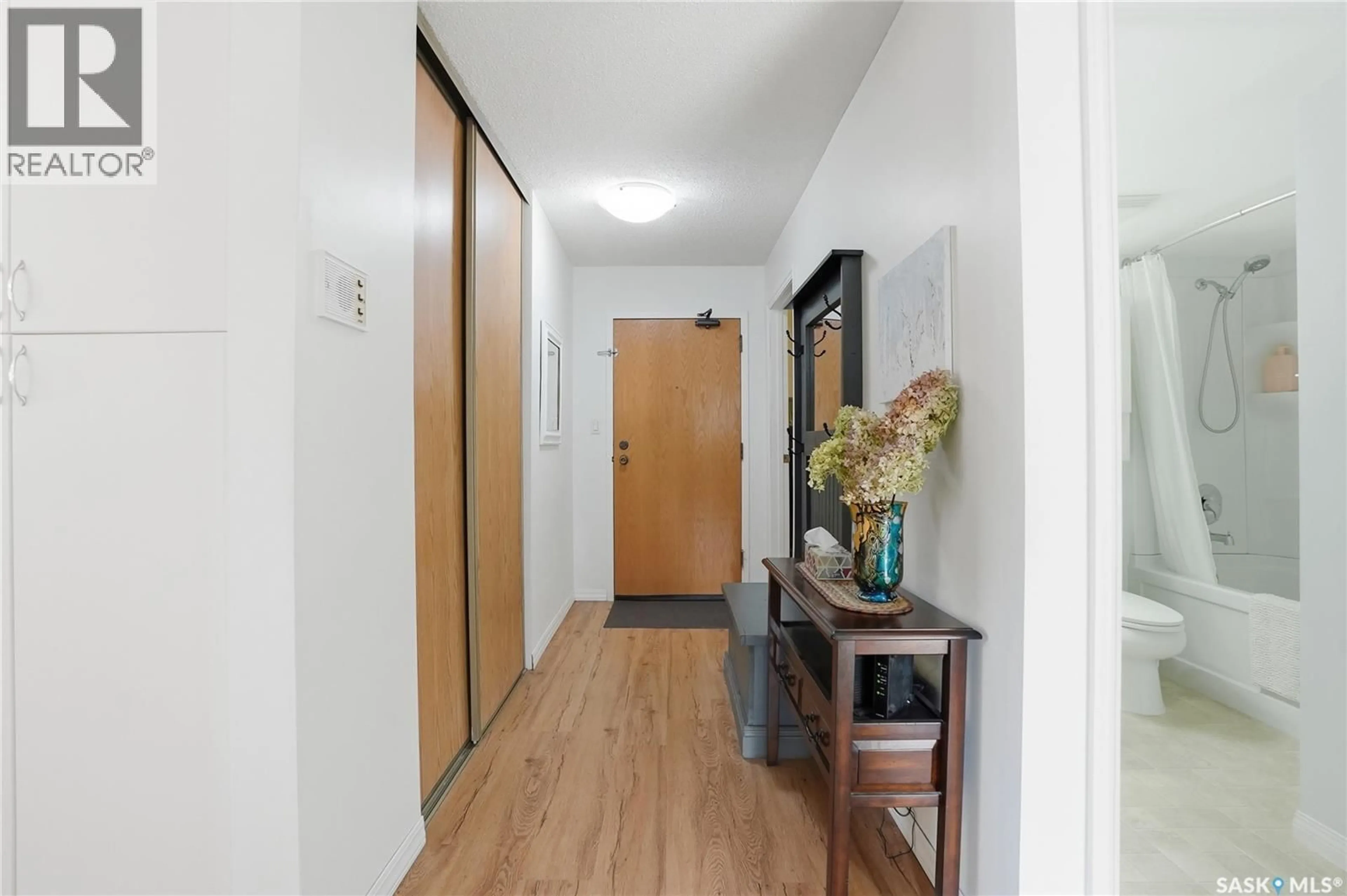 Indoor entryway for 202 921 MAIN STREET E, Saskatoon Saskatchewan S7H0K4