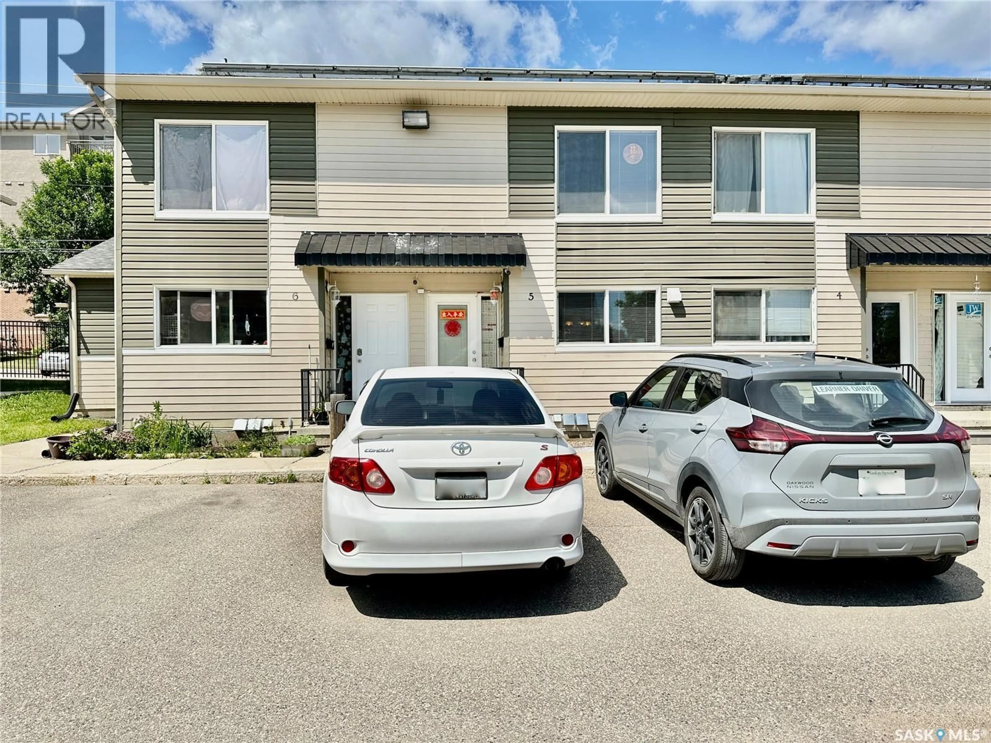 A pic from outside/outdoor area/front of a property/back of a property/a pic from drone, street for 5 - 315 N AVENUE S, Saskatoon Saskatchewan S7M2N2