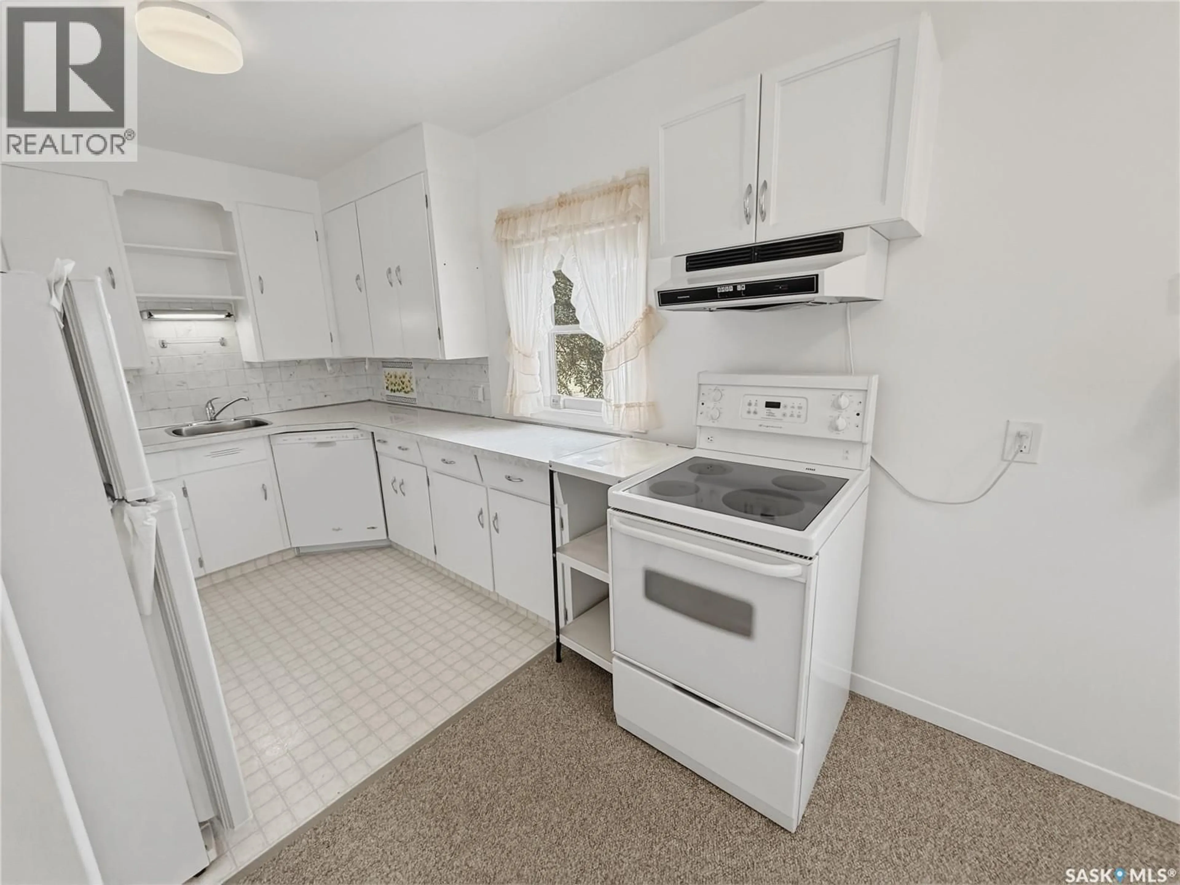 Standard kitchen, unknown for 176 2ND AVENUE, Swift Current Saskatchewan S9H3H9