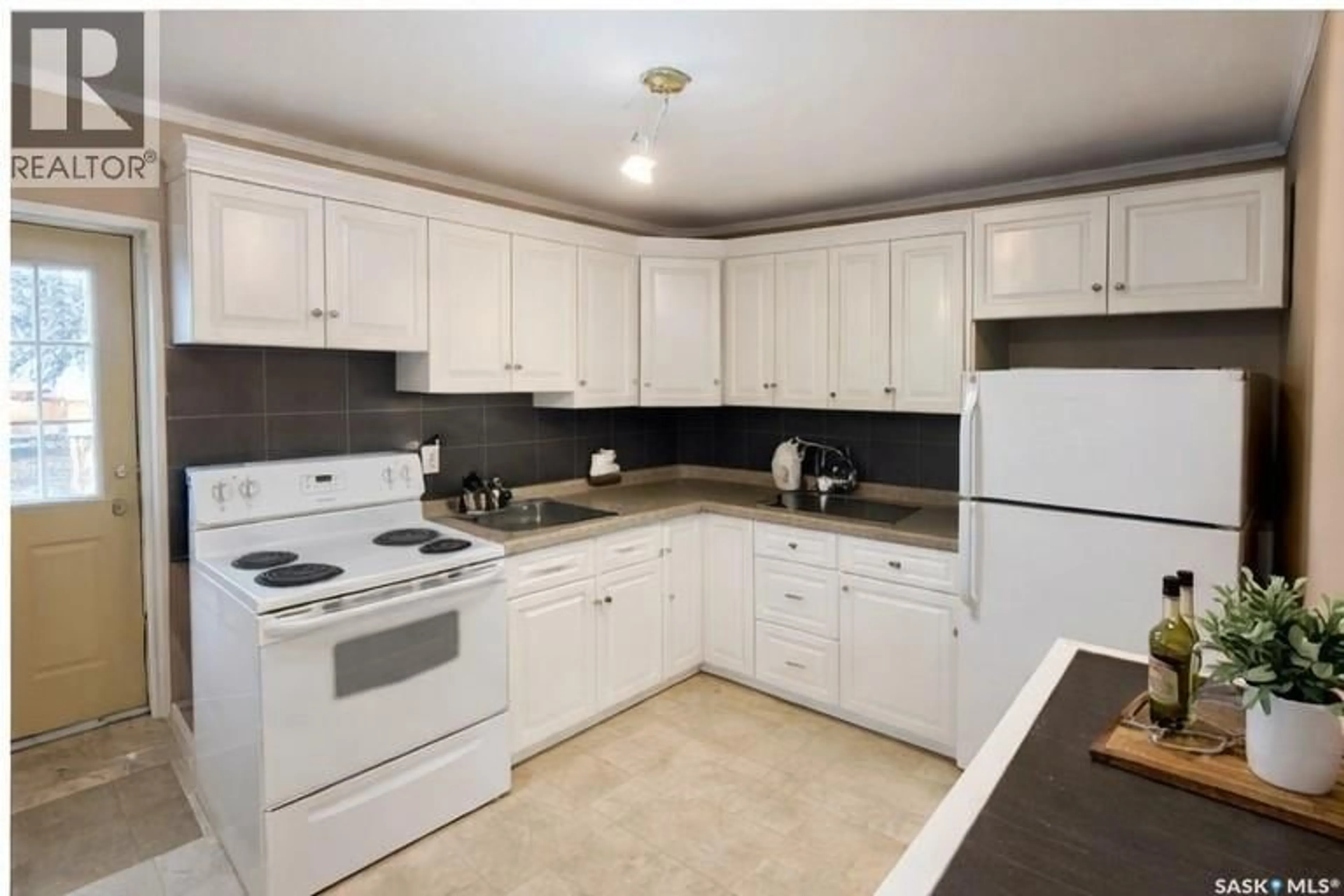 Standard kitchen, ceramic/tile floor for 824 COLLEGE AVENUE, Regina Saskatchewan S4S0X9
