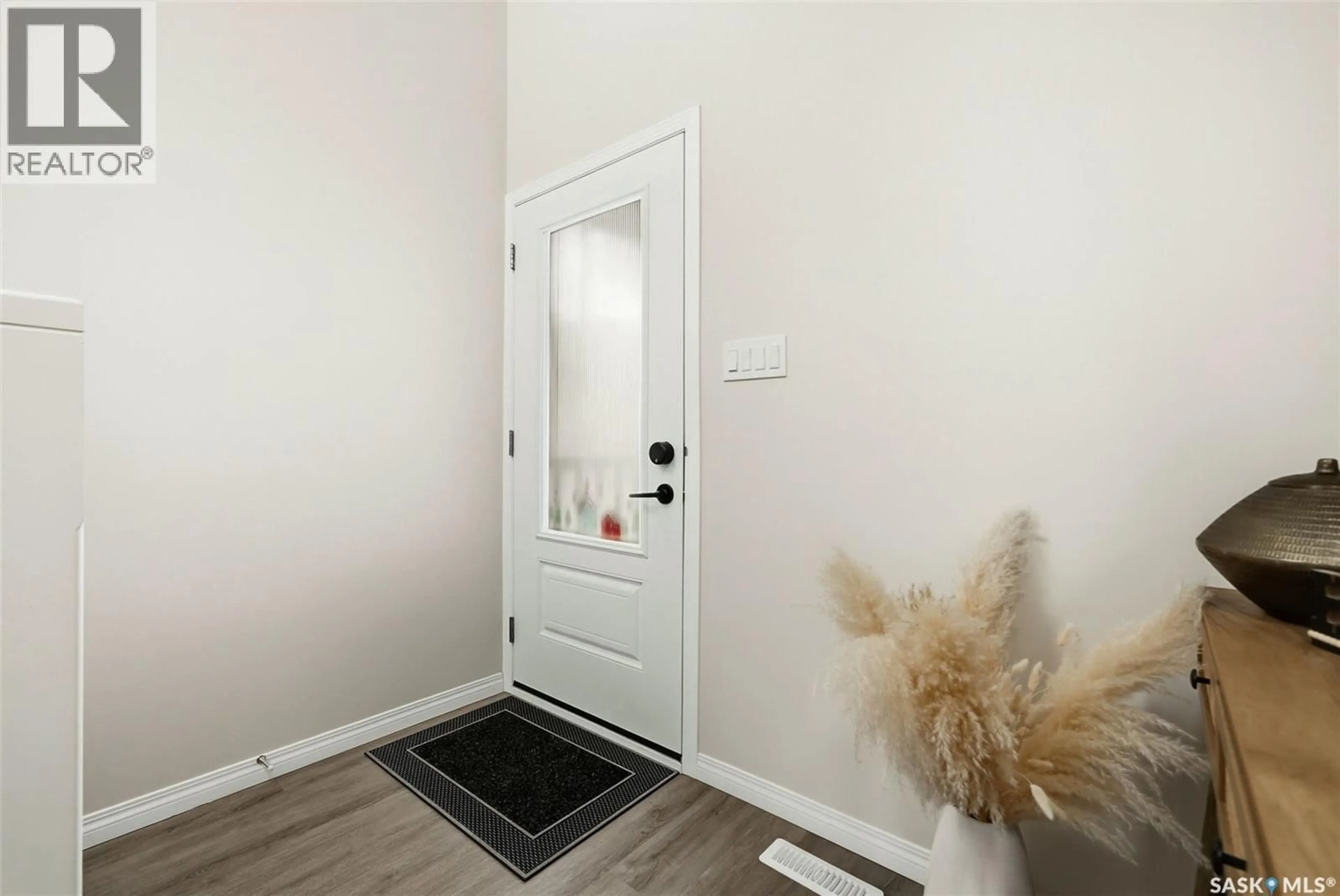 Indoor entryway for E - 4330 KINLOCH BAY, Regina Saskatchewan S4V3R7