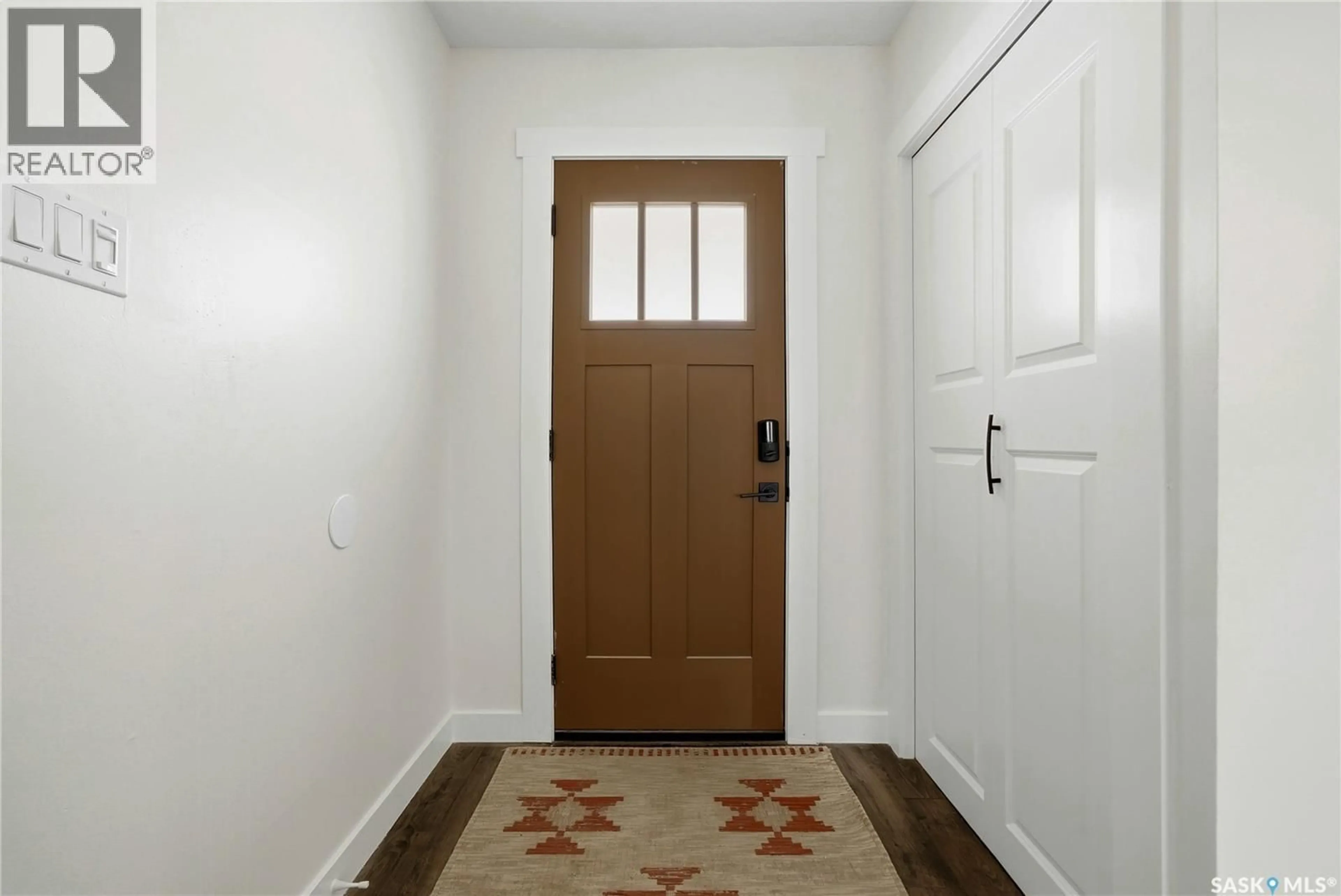 Indoor entryway for 44 HUDSON DRIVE, Regina Saskatchewan S4S2W4