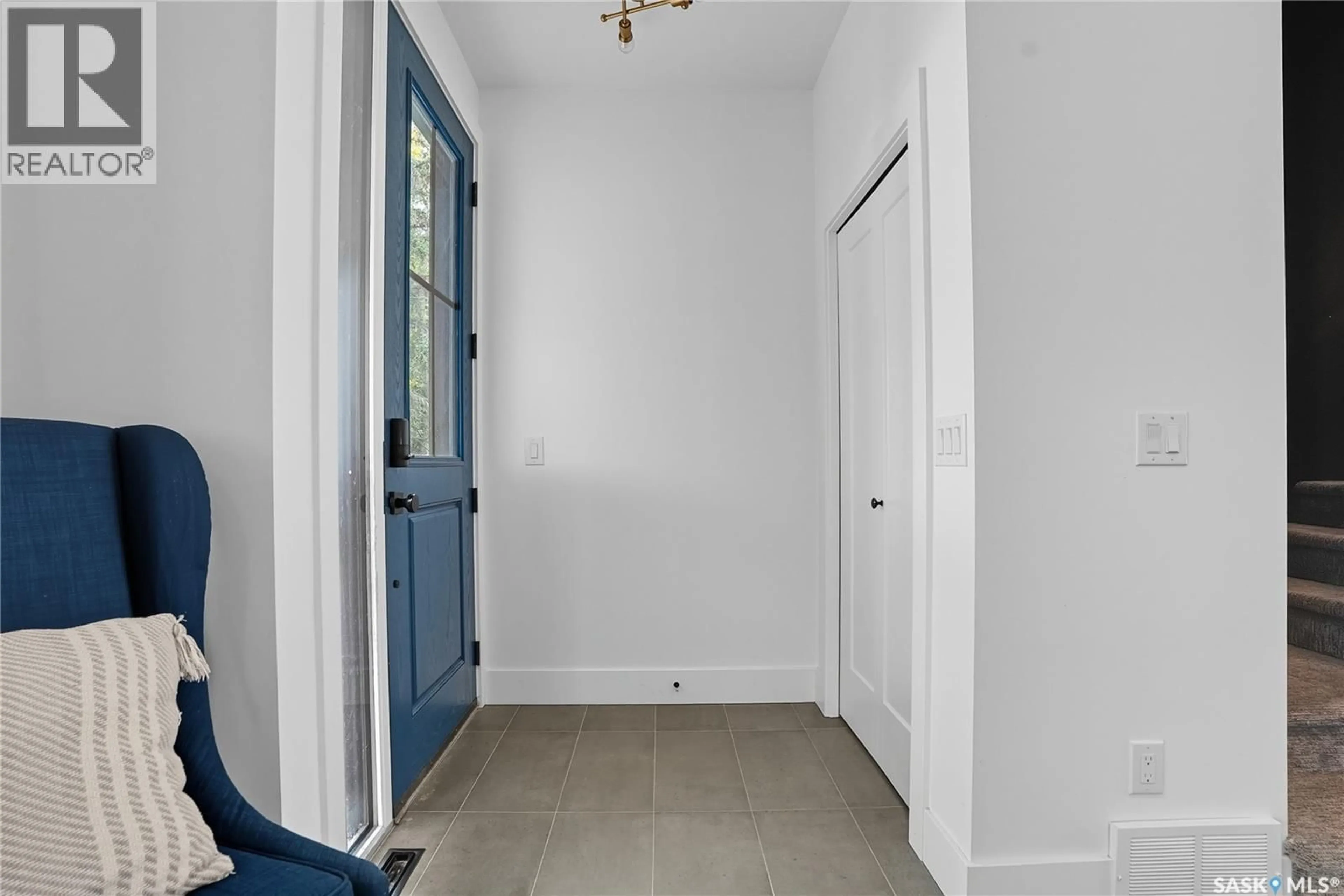 Indoor entryway for 1172A SPADINA CRESCENT, Saskatoon Saskatchewan S7K3H8