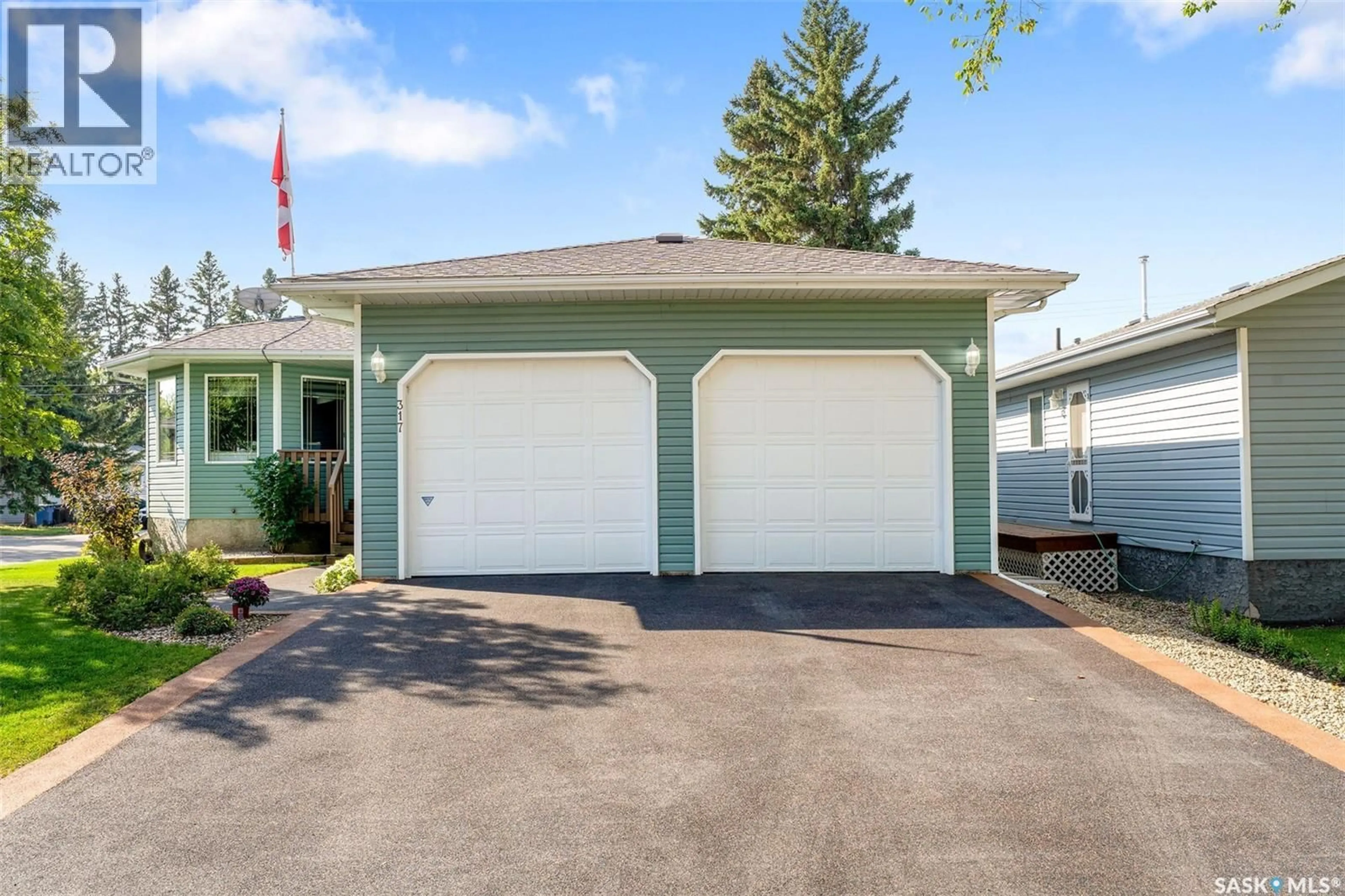 Indoor garage for 317 CRAWFORD AVENUE, Melfort Saskatchewan S0E1A0