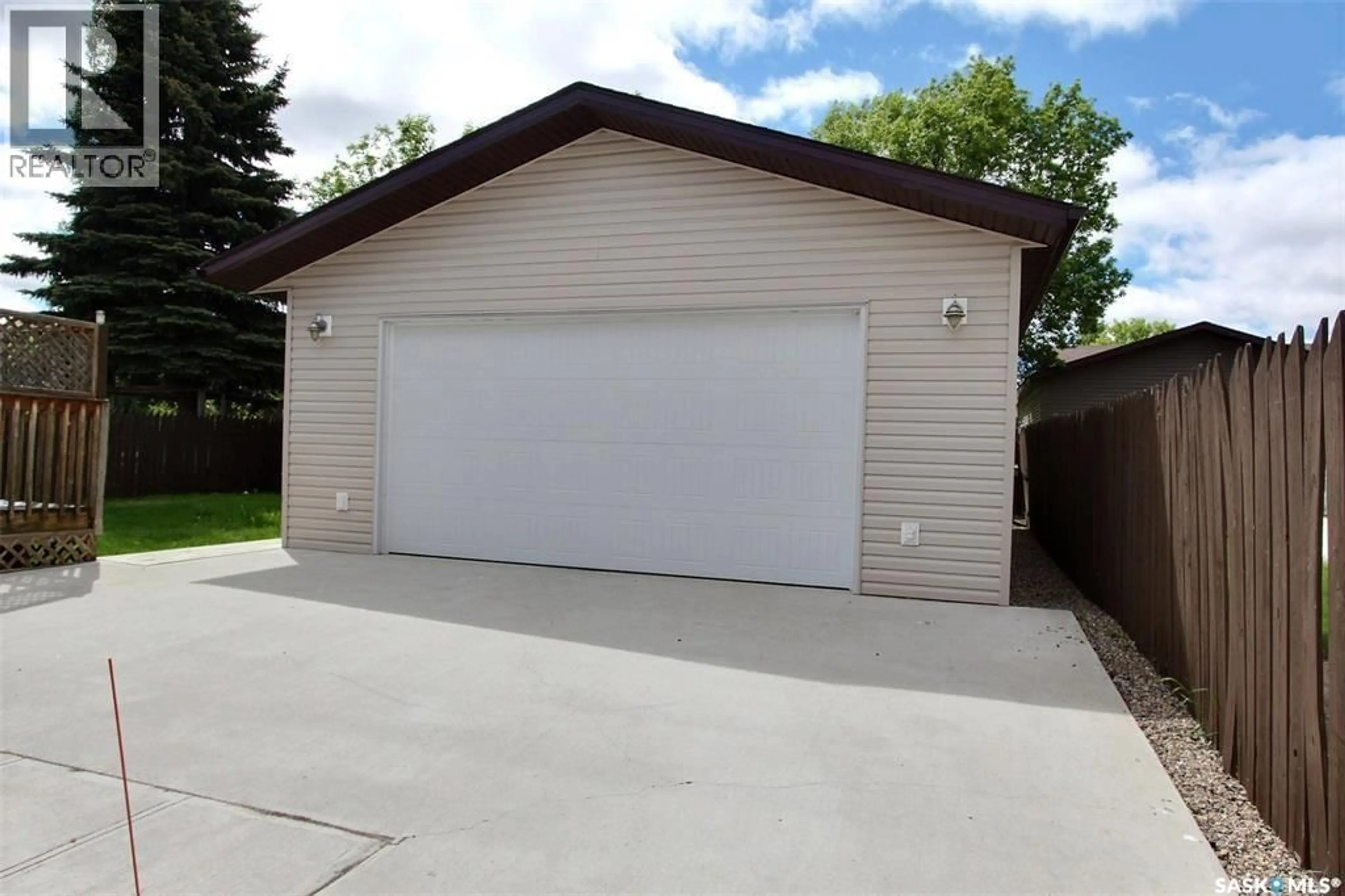 Indoor garage for 3205 BLISS CRESCENT, Prince Albert Saskatchewan S6V7M1