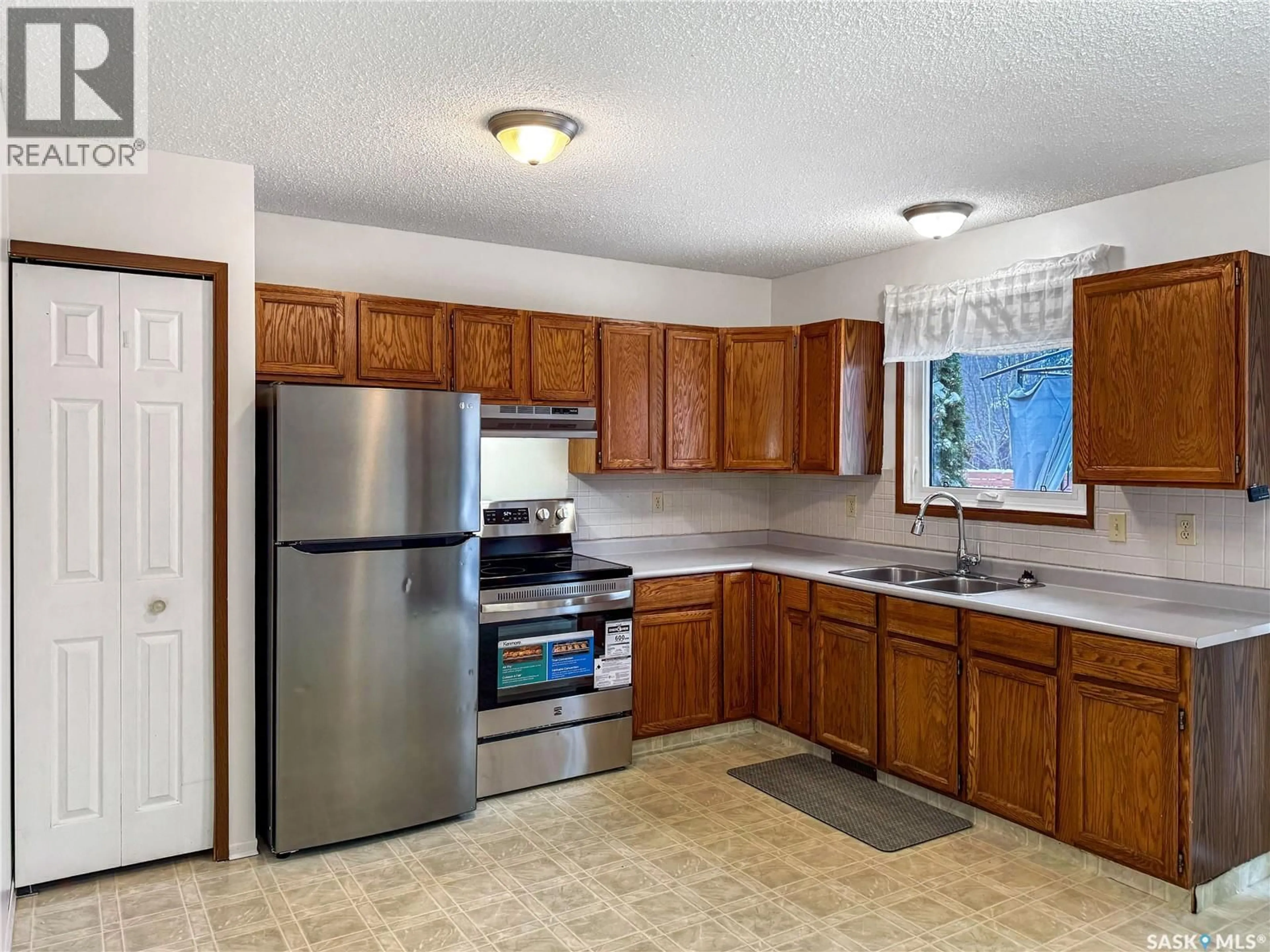 Standard kitchen, unknown for 3205 BLISS CRESCENT, Prince Albert Saskatchewan S6V7M1