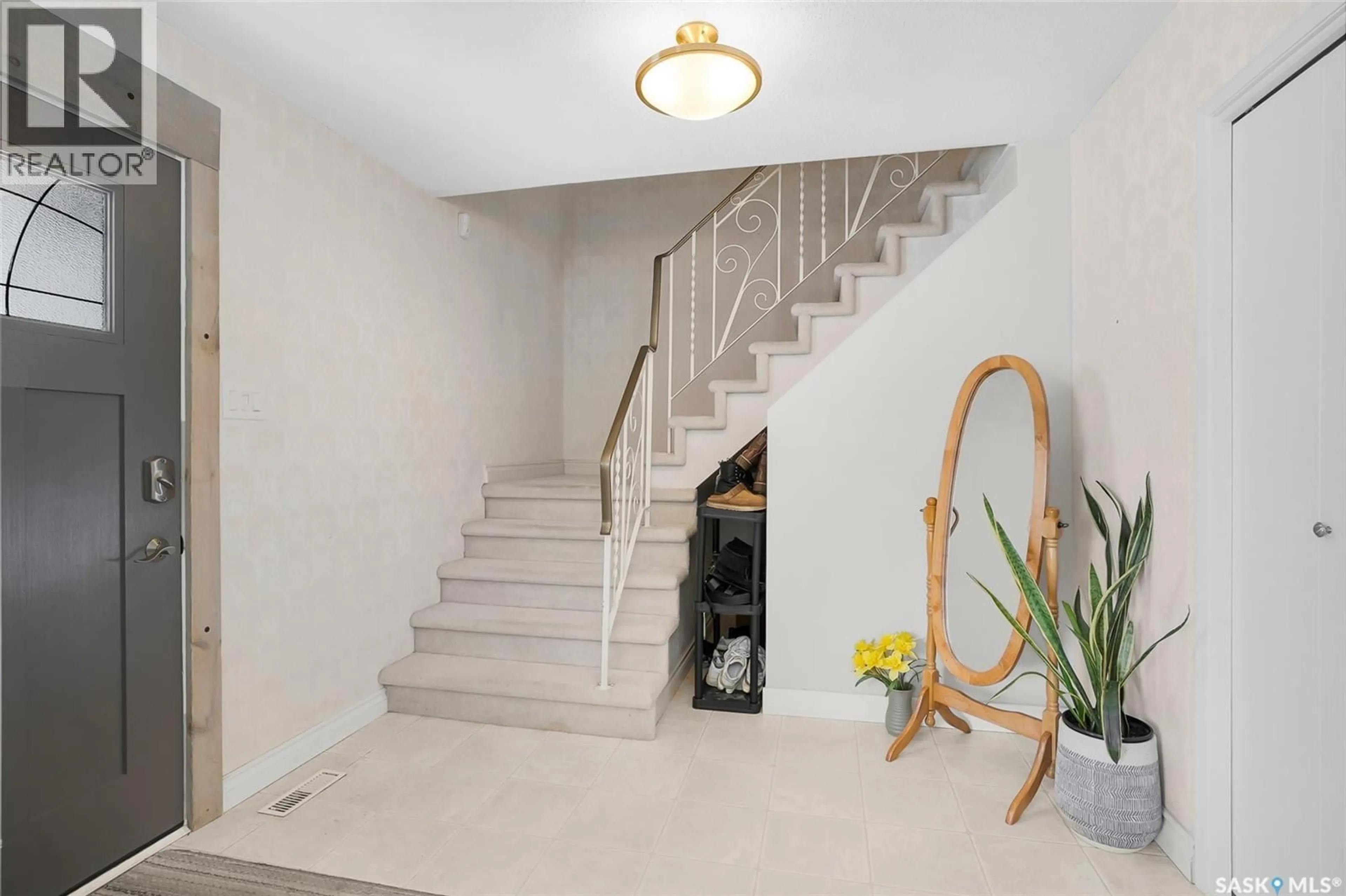 Stairs for 742 TRENT CRESCENT, Saskatoon Saskatchewan S7H4S5