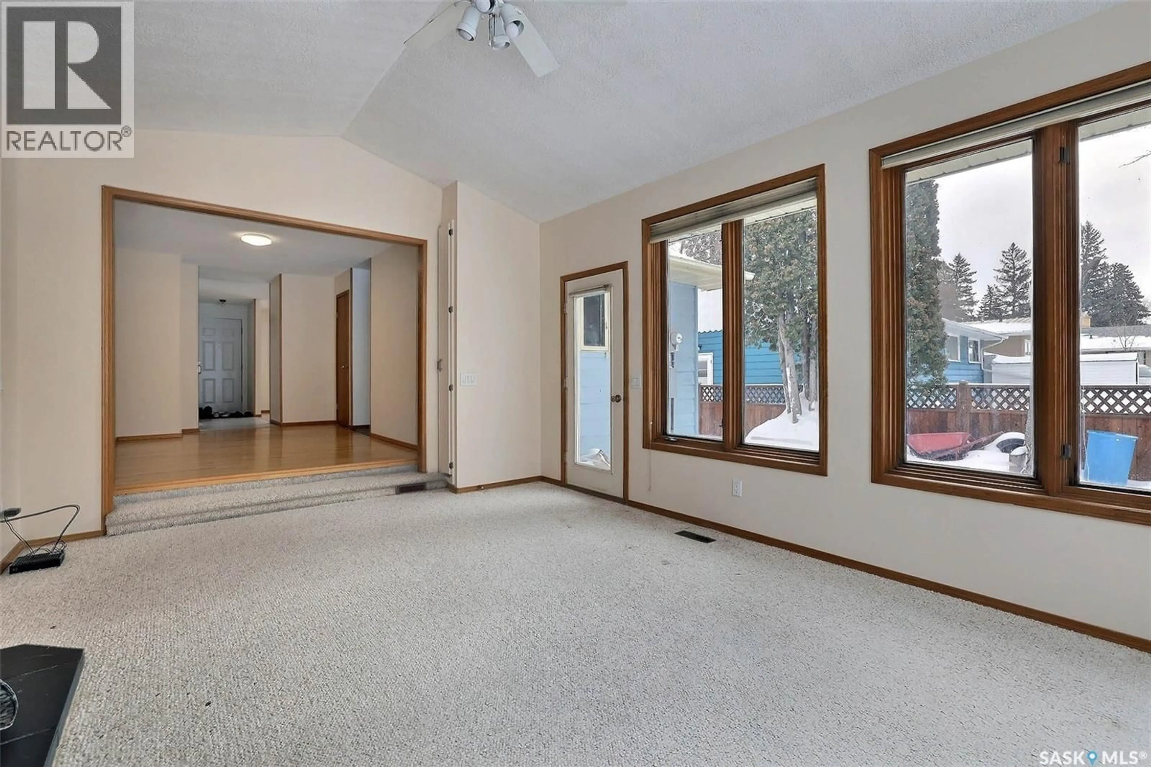 Indoor foyer for 14 DEERGROVE CRESCENT, Regina Saskatchewan S4S5L9