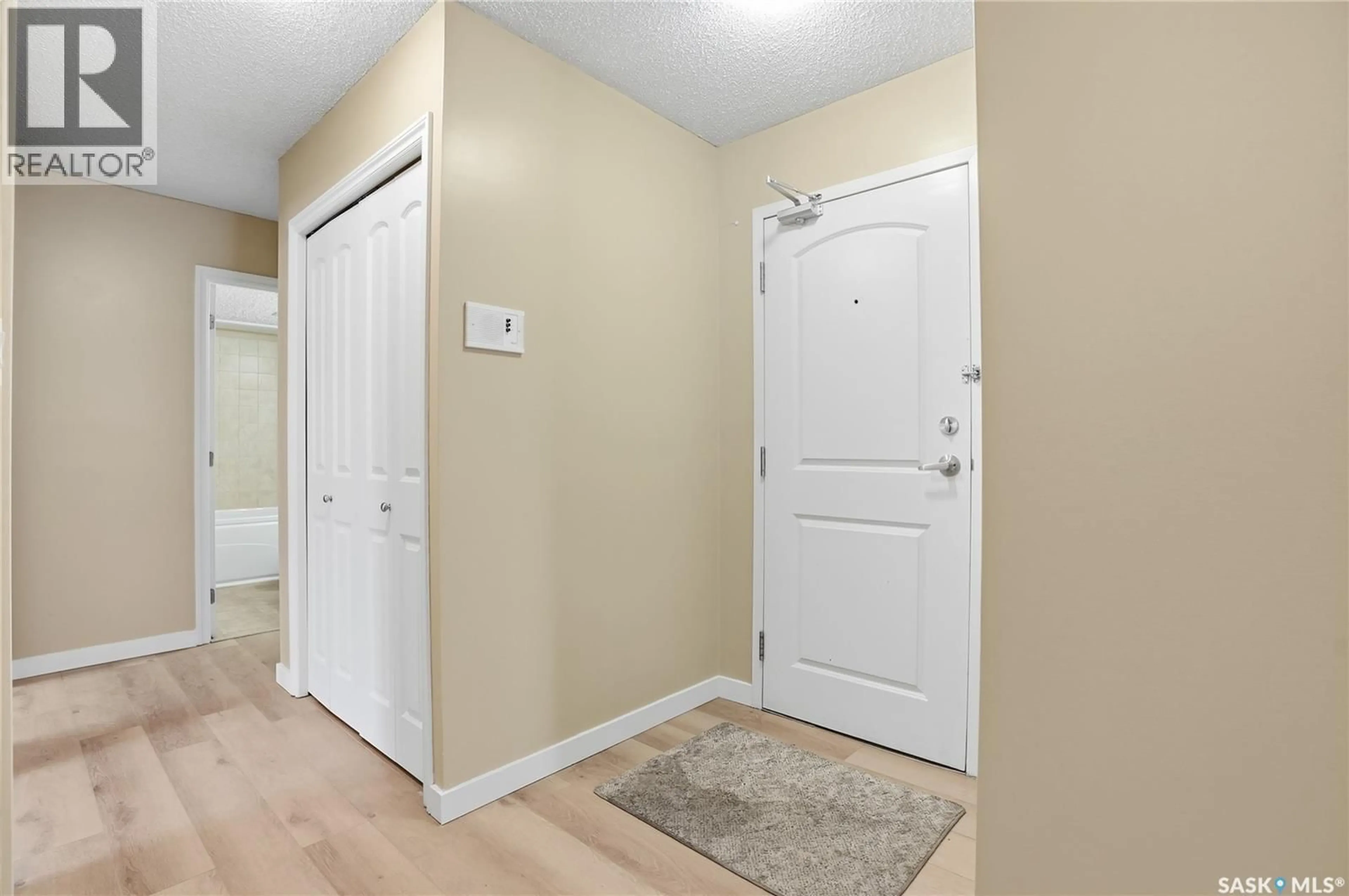 Indoor entryway for 106 254 PINEHOUSE PLACE, Saskatoon Saskatchewan S7K4X1