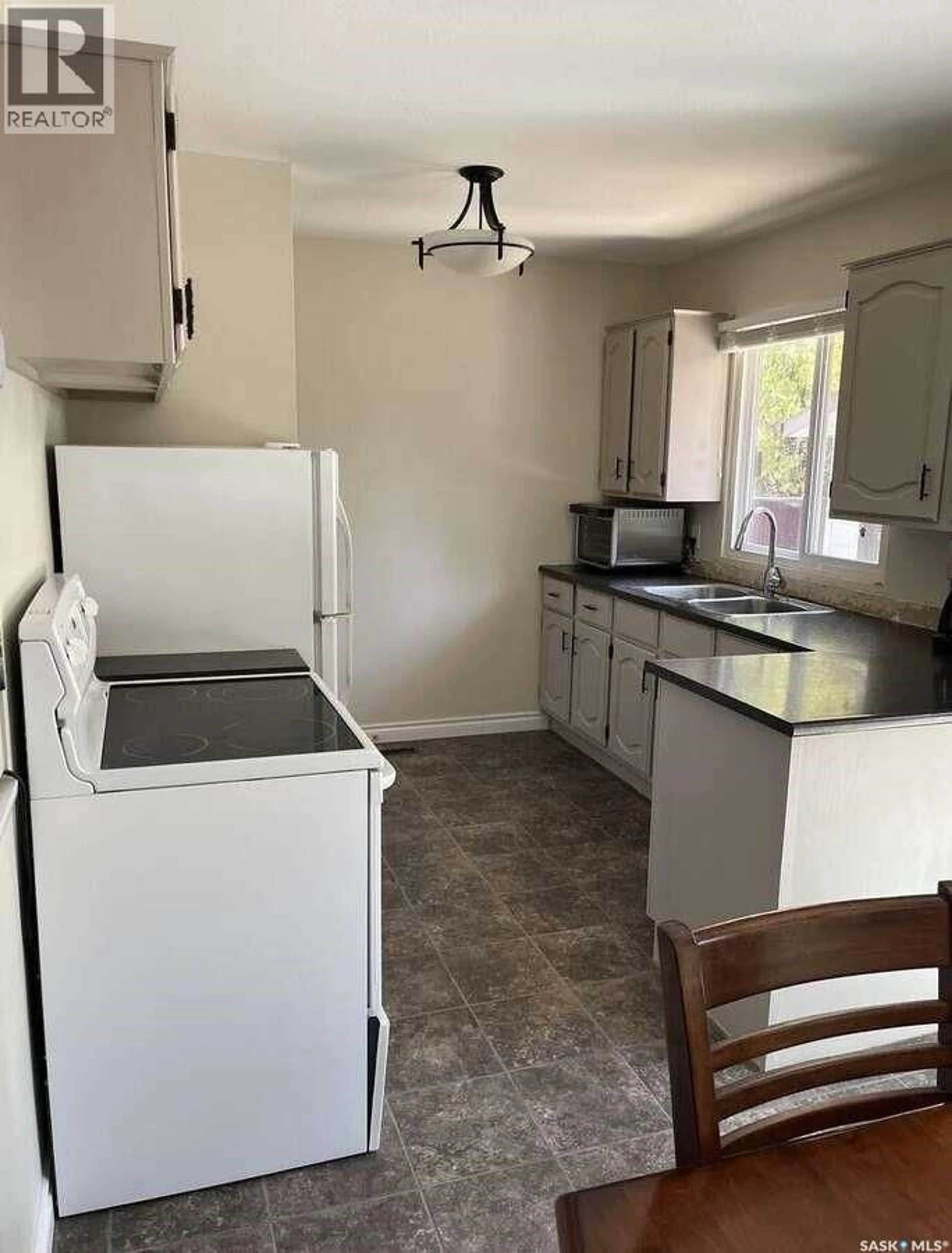 Standard kitchen, unknown for 2513 CAIRNS AVENUE, Saskatoon Saskatchewan S7J1V4