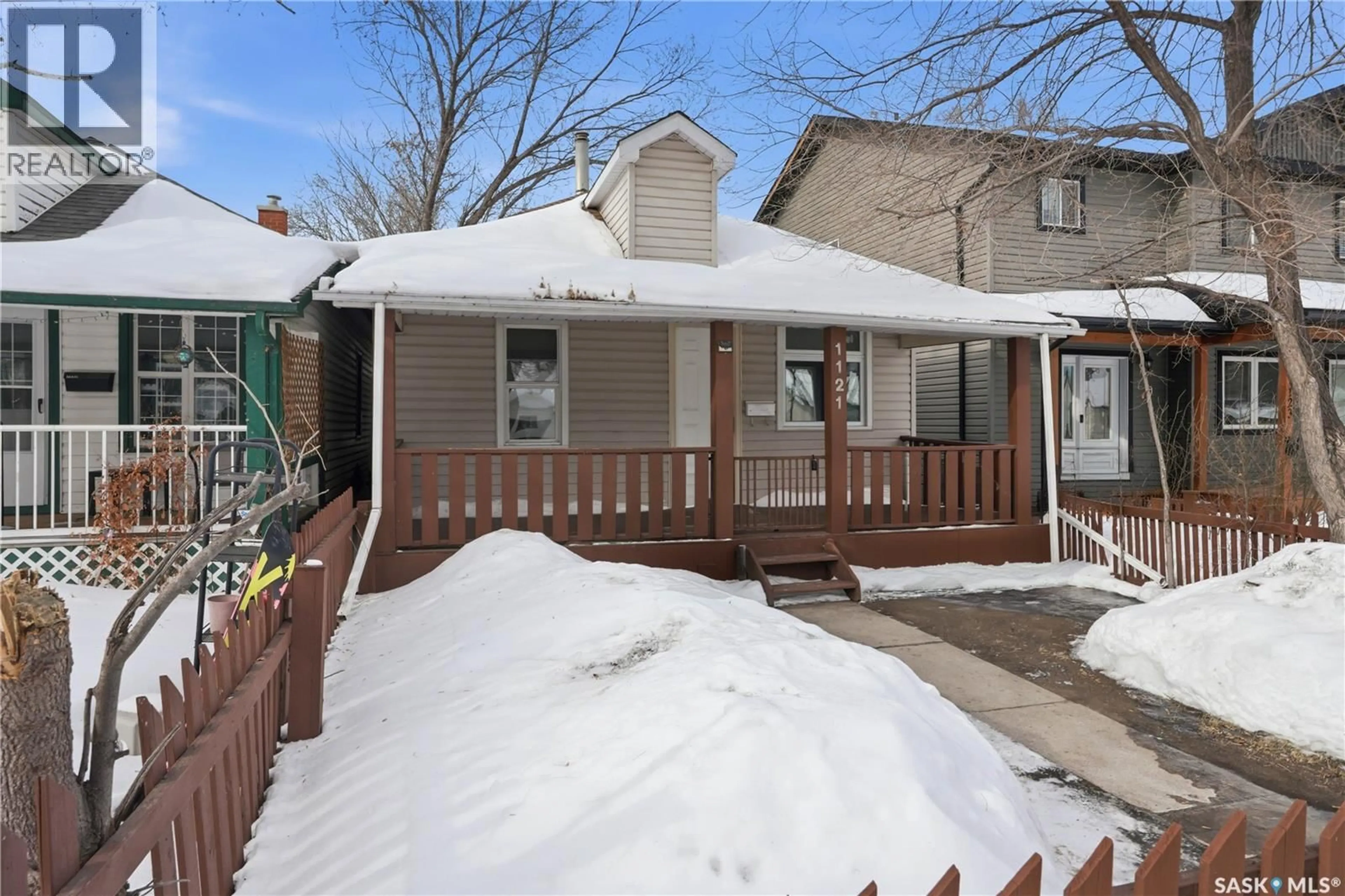 Patio, street for 1121 H AVENUE N, Saskatoon Saskatchewan S7L2C8