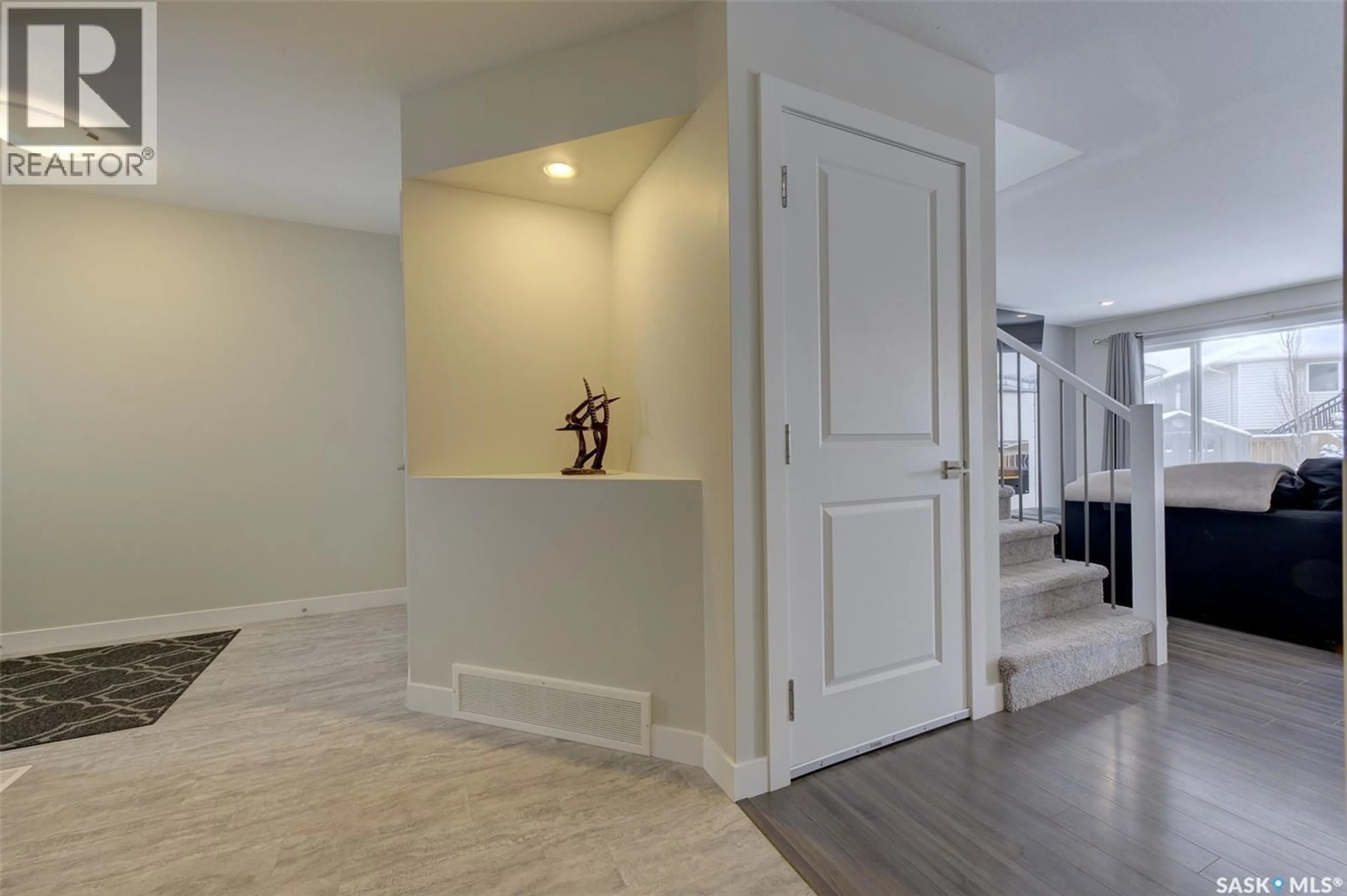 Indoor entryway for 239 KOLYNCHUK MANOR, Saskatoon Saskatchewan S7T0W3