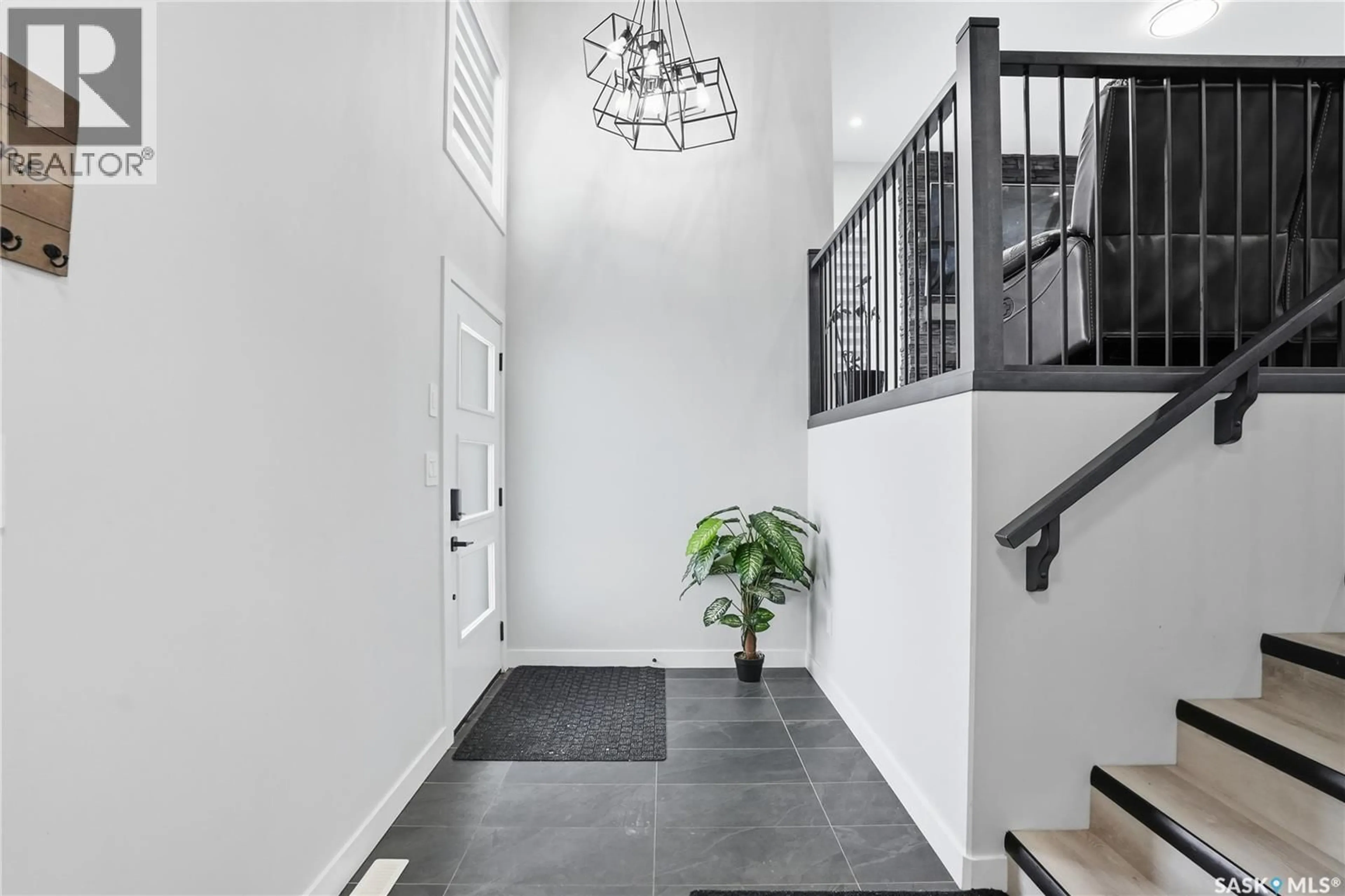 Indoor entryway for 271 DZIADYK MANOR, Saskatoon Saskatchewan S7V1M5