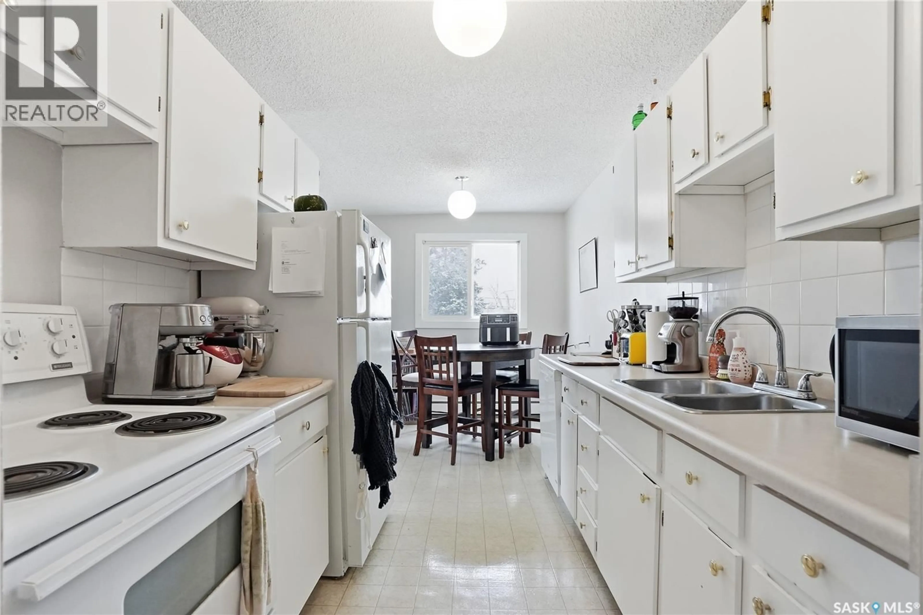 Standard kitchen, unknown for 18 719 10TH STREET E, Saskatoon Saskatchewan S7H0H2