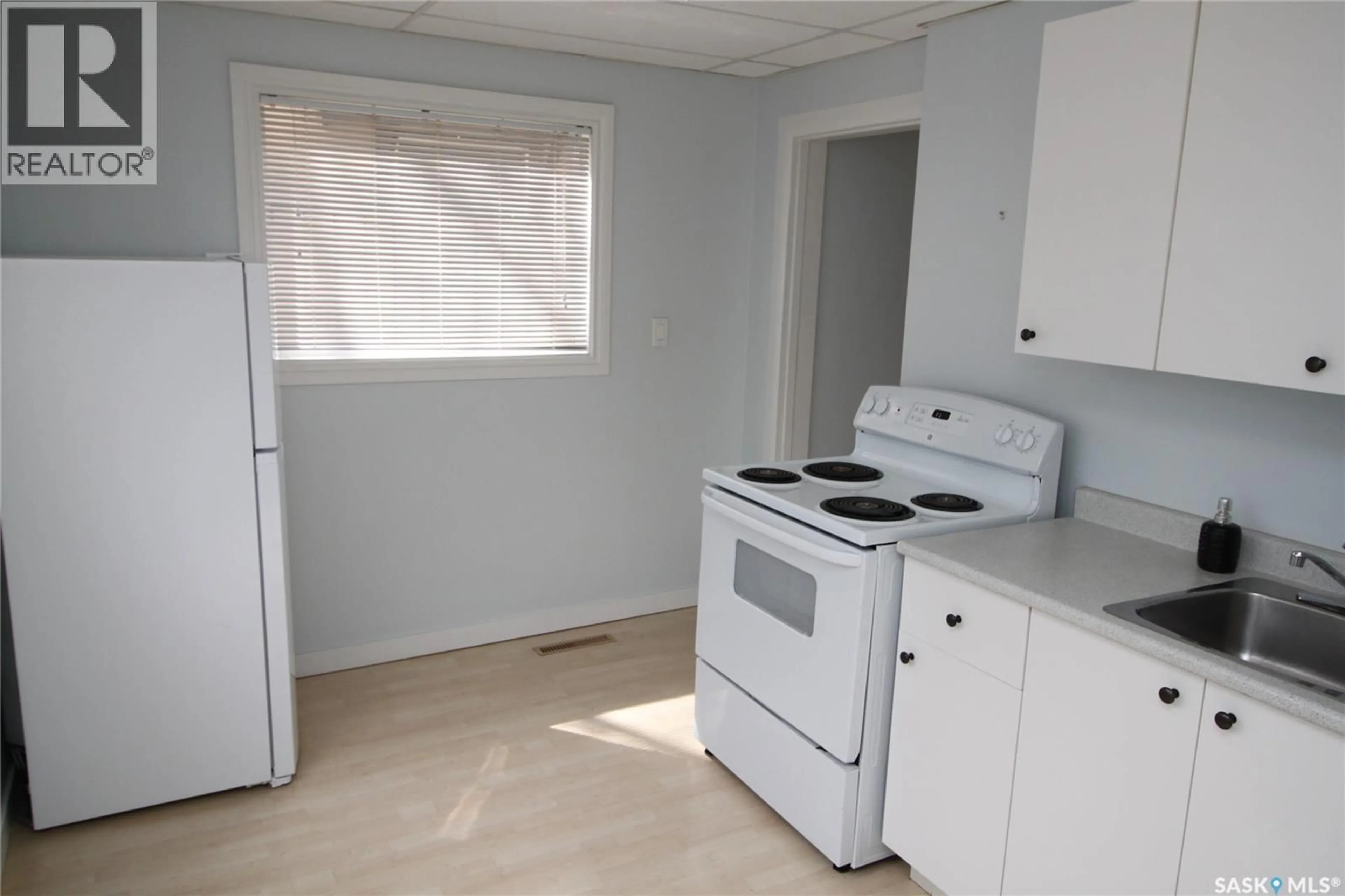 Standard kitchen, unknown for 321 BOTTOMLEY AVENUE, Saskatoon Saskatchewan S7N1L3