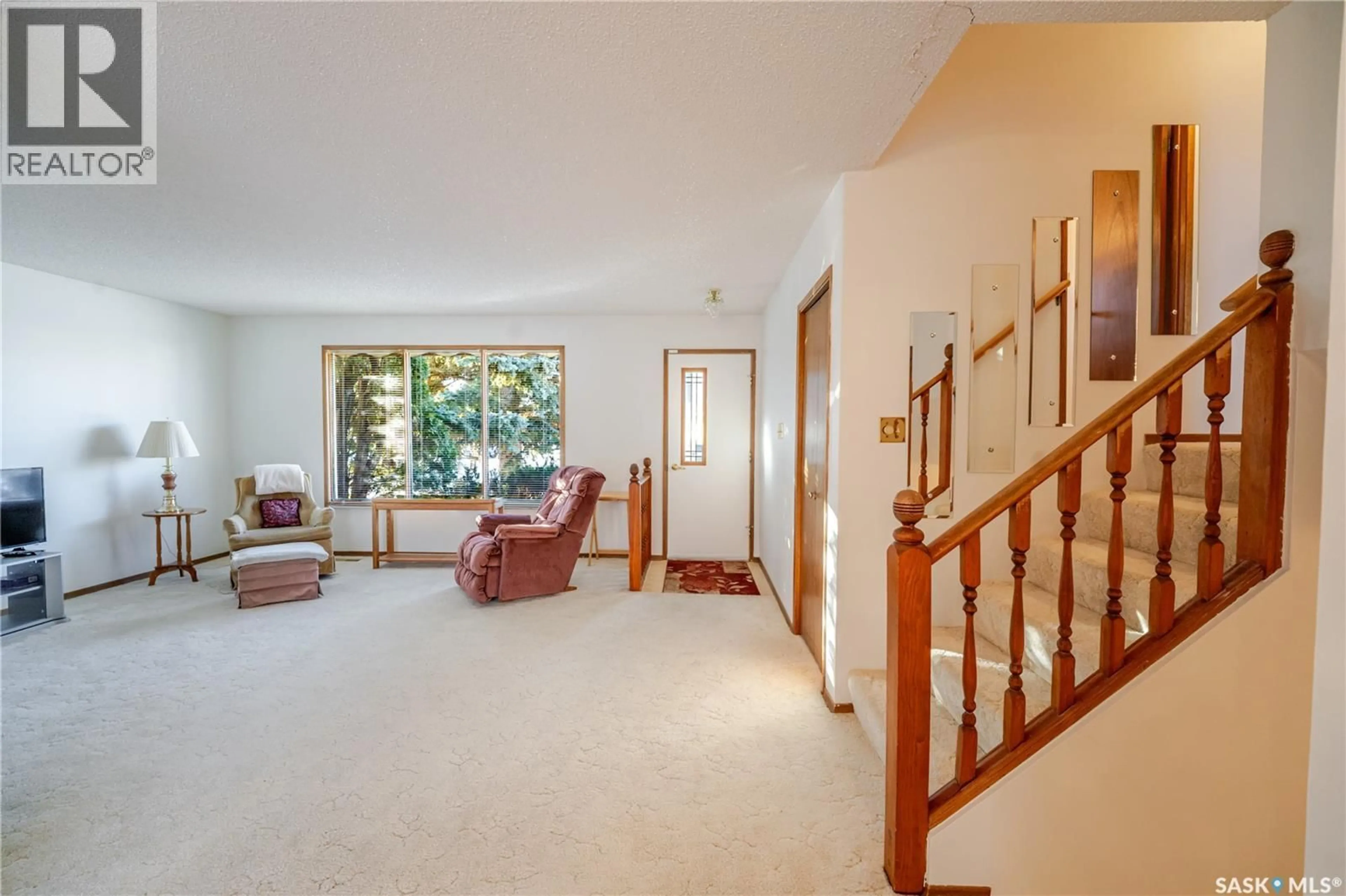 Indoor foyer for 30 AVENS ROAD, Moose Jaw Saskatchewan S6J1B6