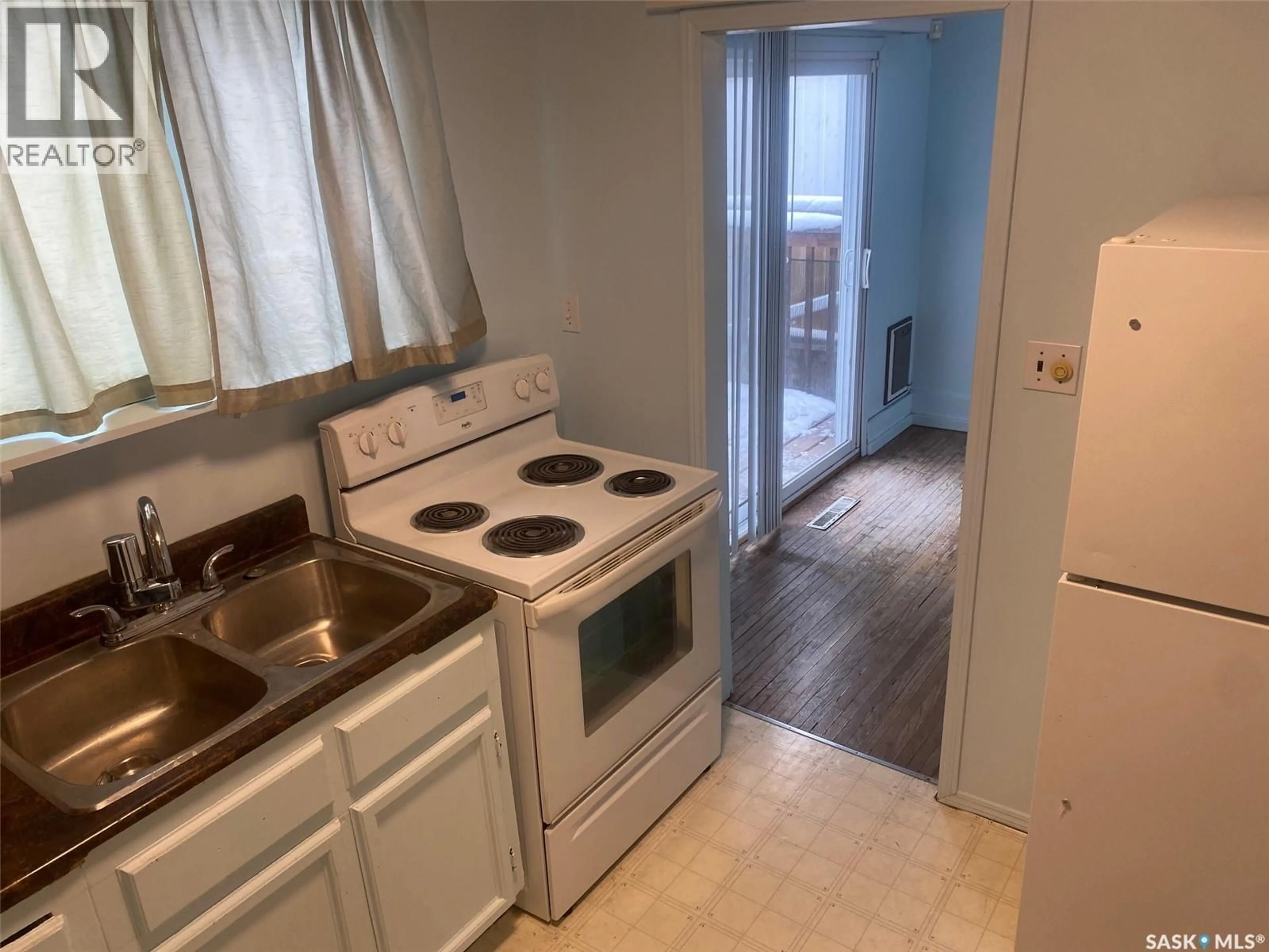 Standard kitchen, unknown for 1127 J AVENUE, Saskatoon Saskatchewan S7M2C2