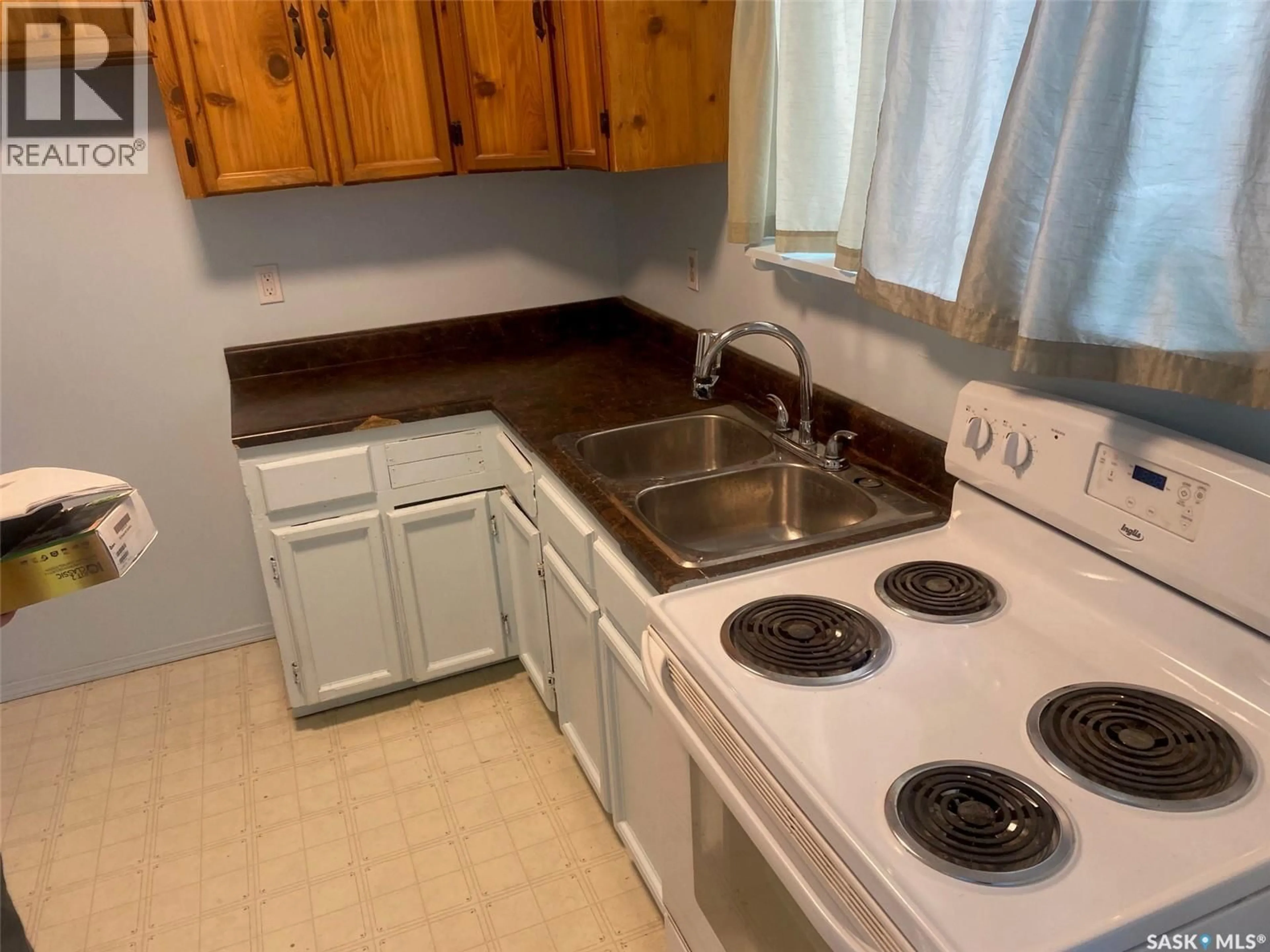 Standard kitchen, unknown for 1127 J AVENUE, Saskatoon Saskatchewan S7M2C2