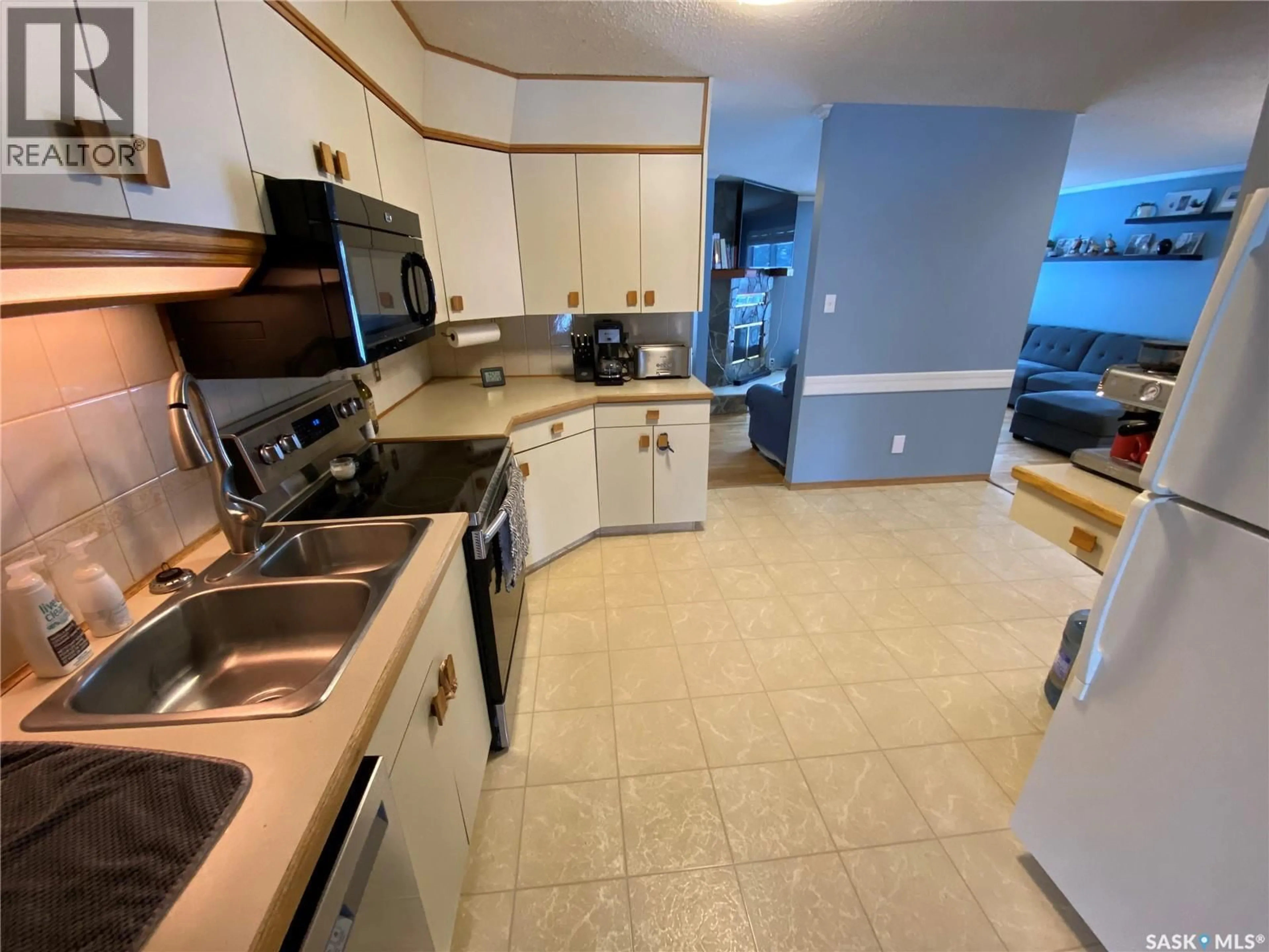 Standard kitchen, ceramic/tile floor for 77 CRESTWOOD CRESCENT, Yorkton Saskatchewan S3N2P2