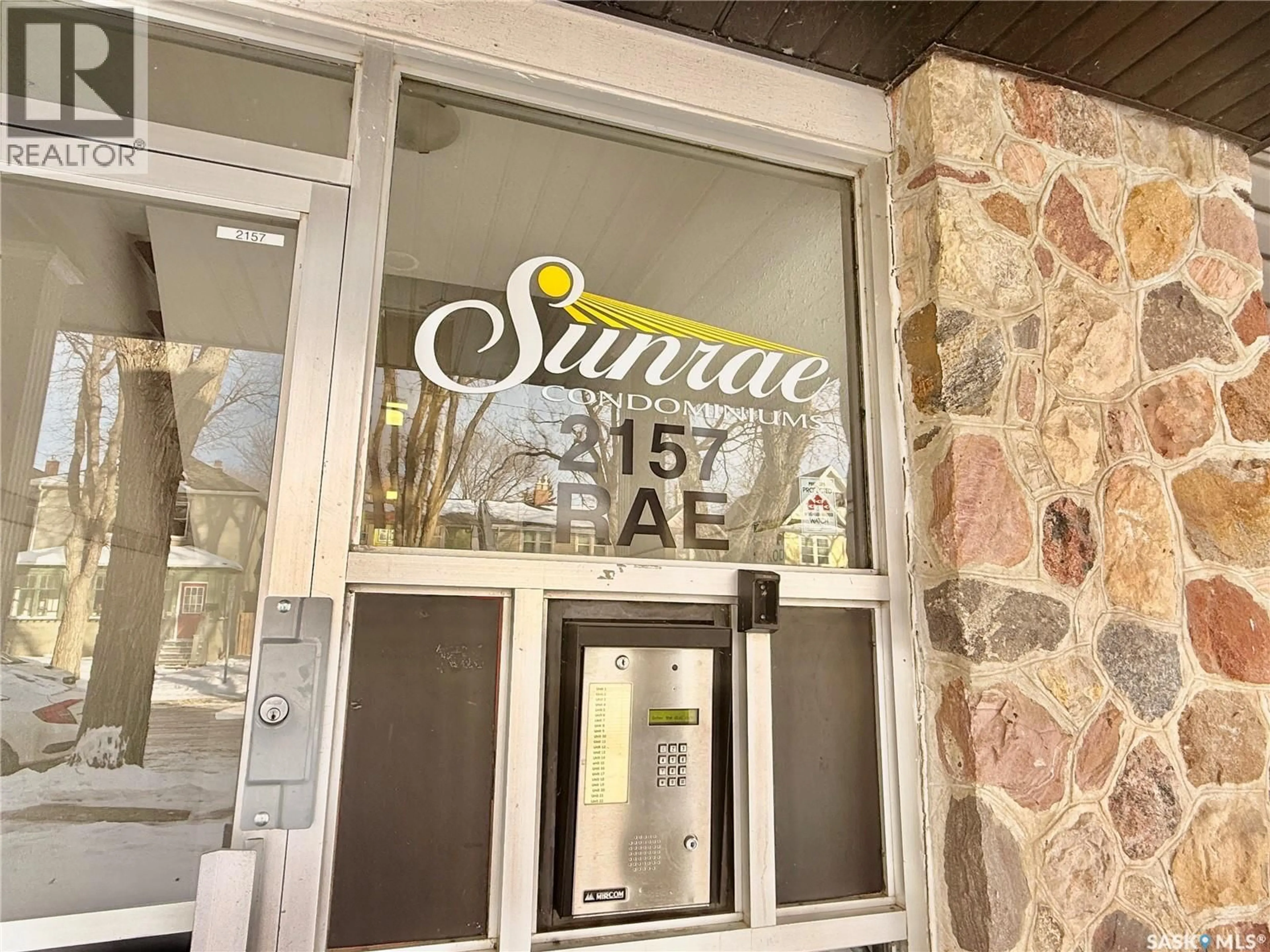 Indoor entryway for 5 - 2157 RAE STREET, Regina Saskatchewan S4T2E8