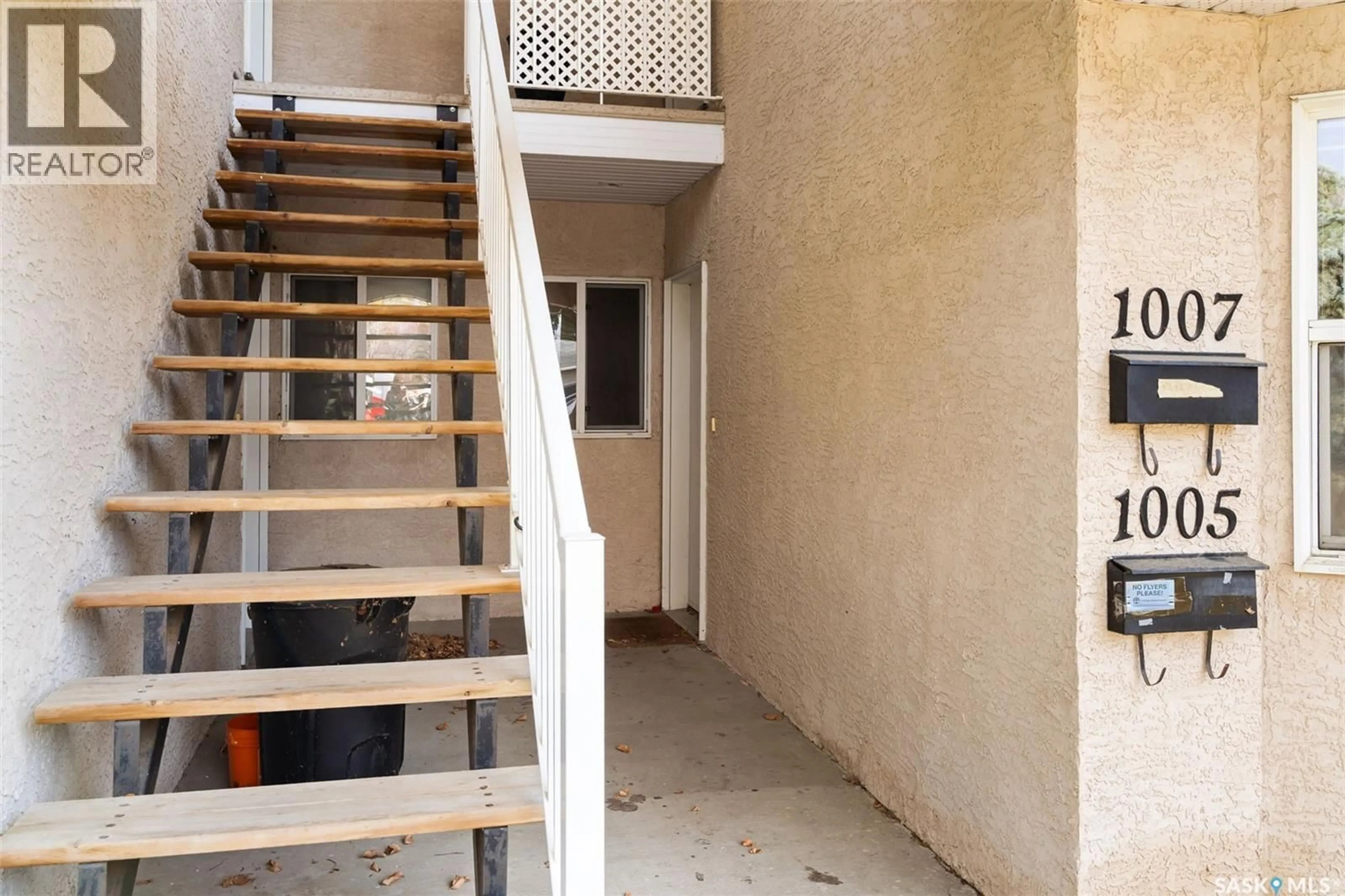 Indoor foyer for 1005 BIRCHWOOD PLACE, Regina Saskatchewan S4S7L1