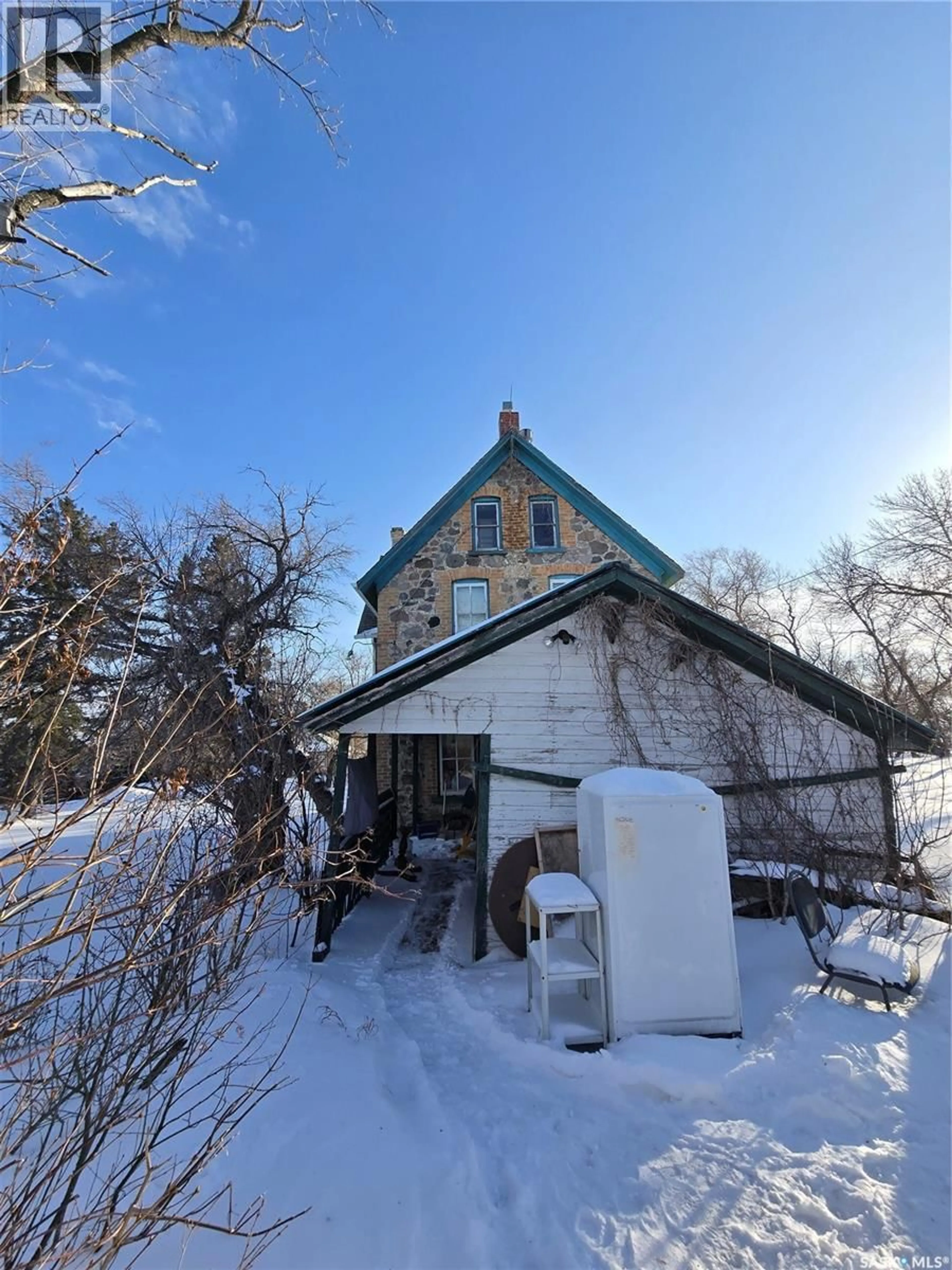 A pic from outside/outdoor area/front of a property/back of a property/a pic from drone, building for 934 MAIN STREET, Broadview Saskatchewan S0G0K0