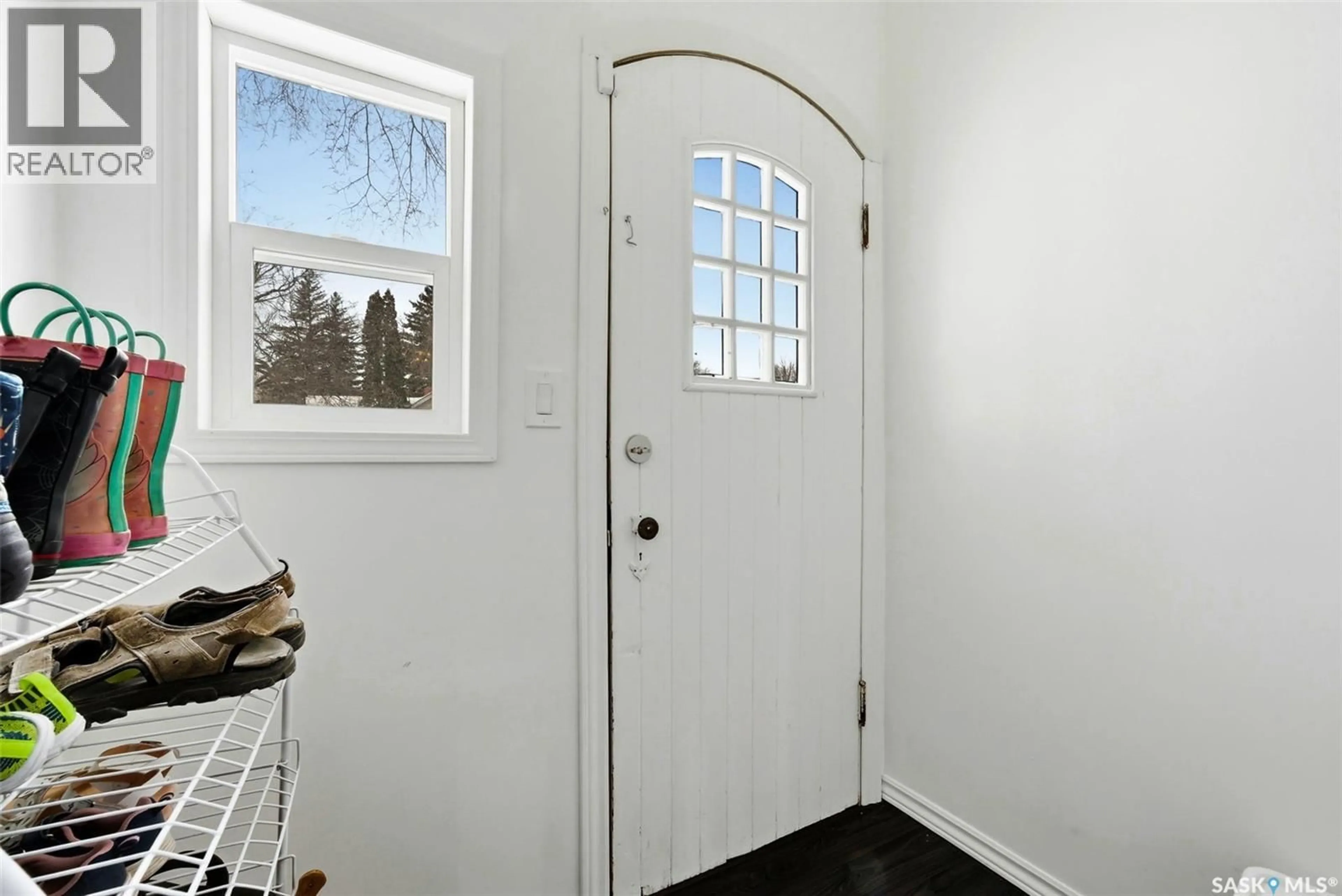 Indoor entryway for 1171 MONTAGUE STREET, Regina Saskatchewan S4T3H8