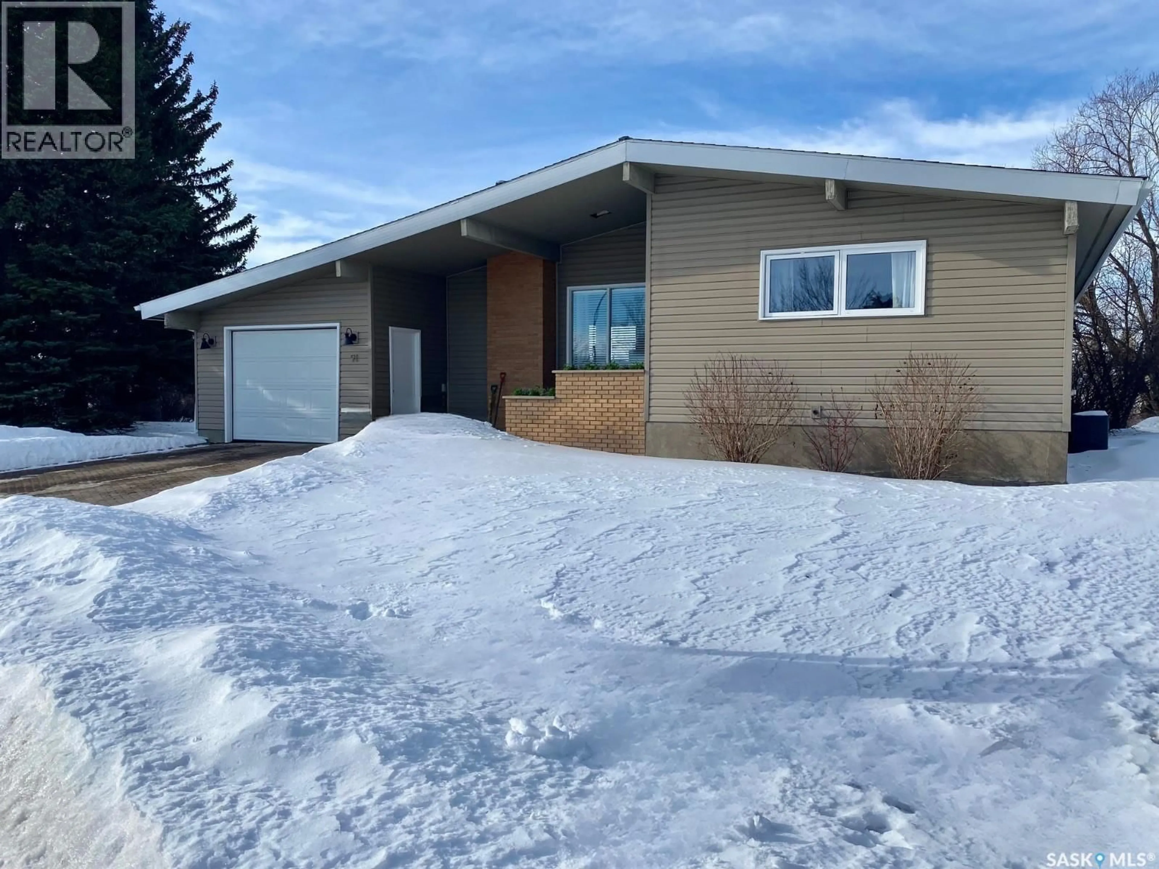 Home with vinyl exterior material, street for 91 MOIR DRIVE, Oxbow Saskatchewan S0C2B0