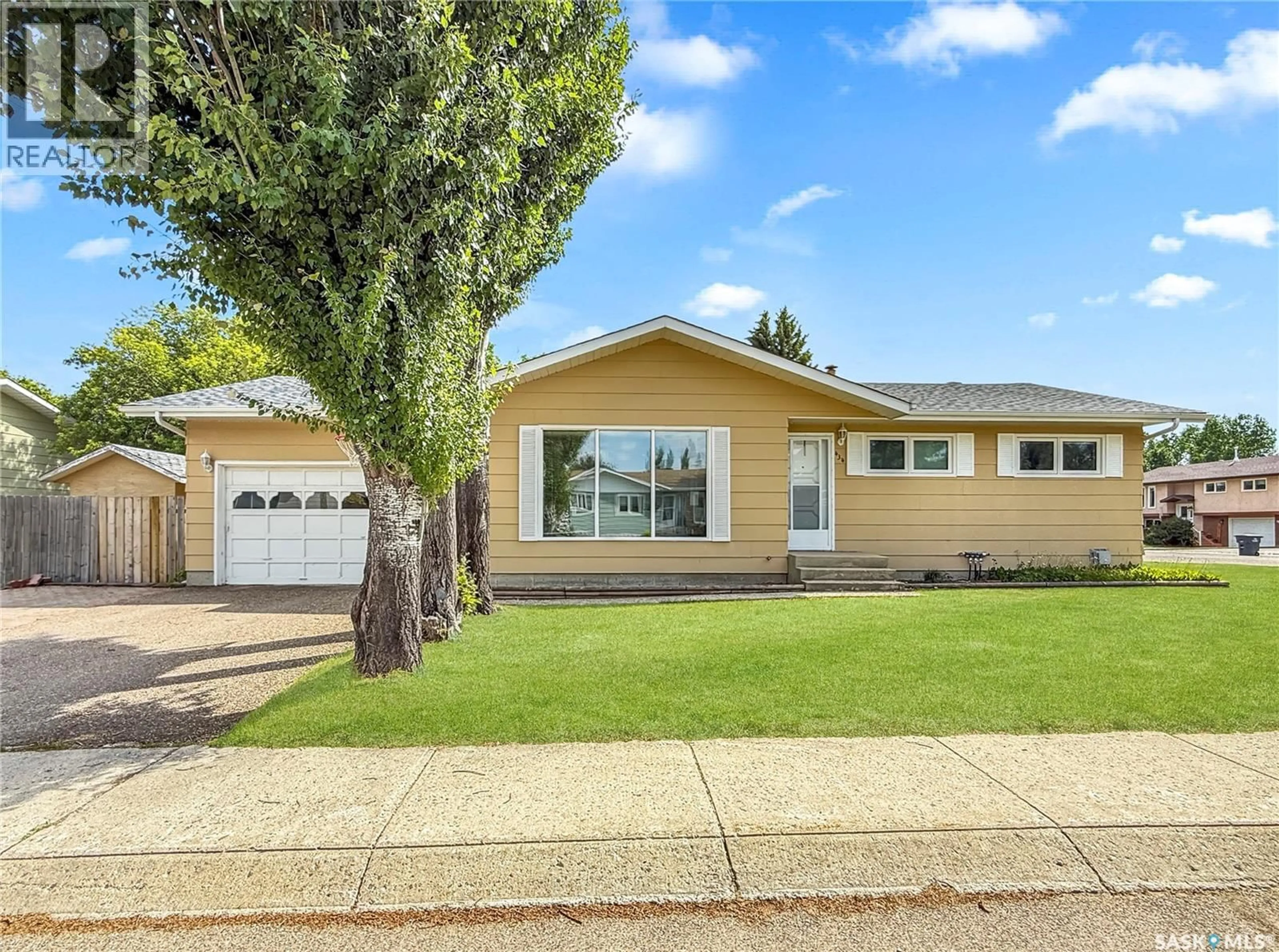 Home with vinyl exterior material, street for 434 COLONEL OTTER DRIVE, Swift Current Saskatchewan S9H4P6