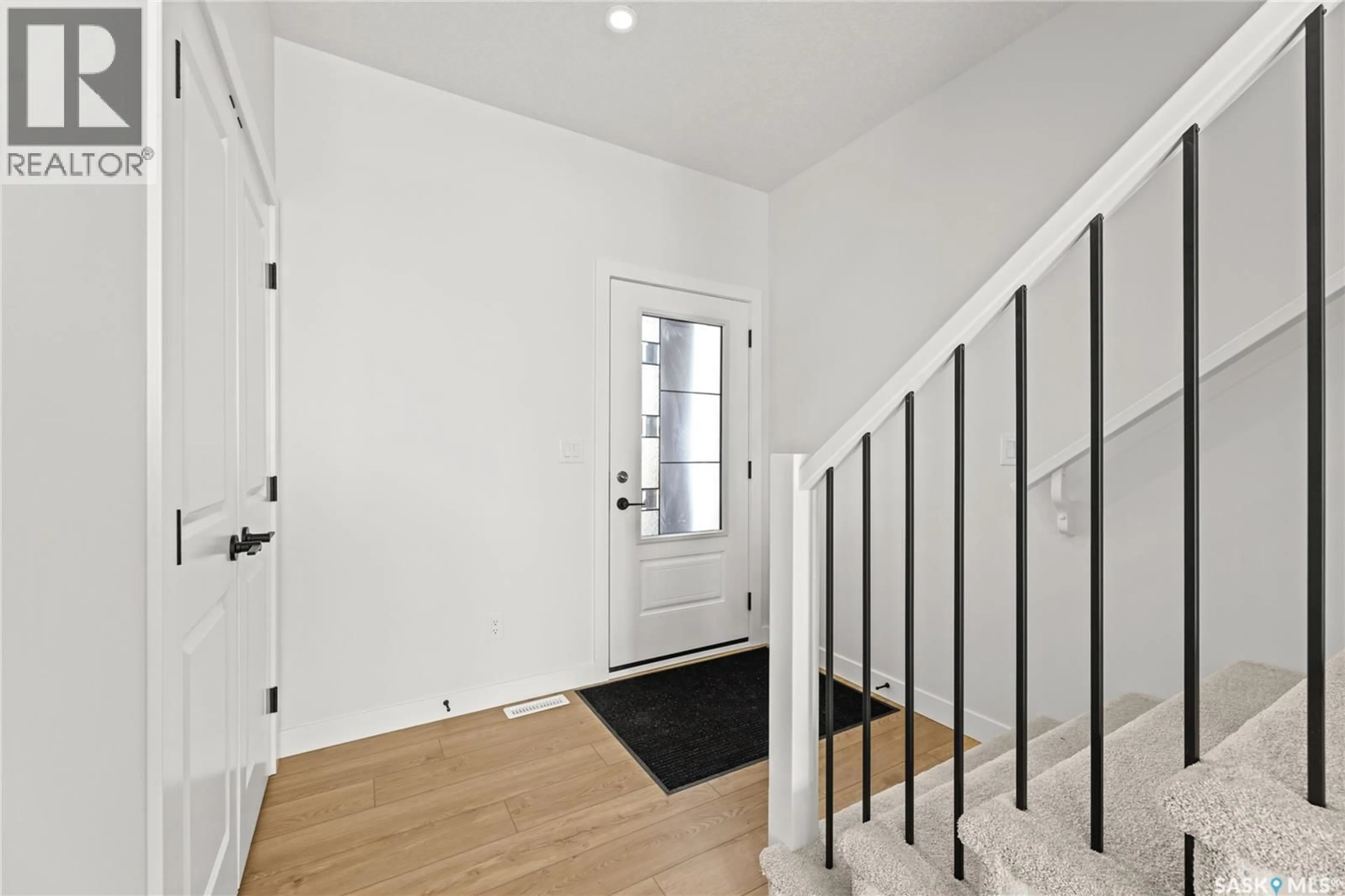 Indoor entryway for 227 COCKCROFT STREET, Saskatoon Saskatchewan S7V1Z1