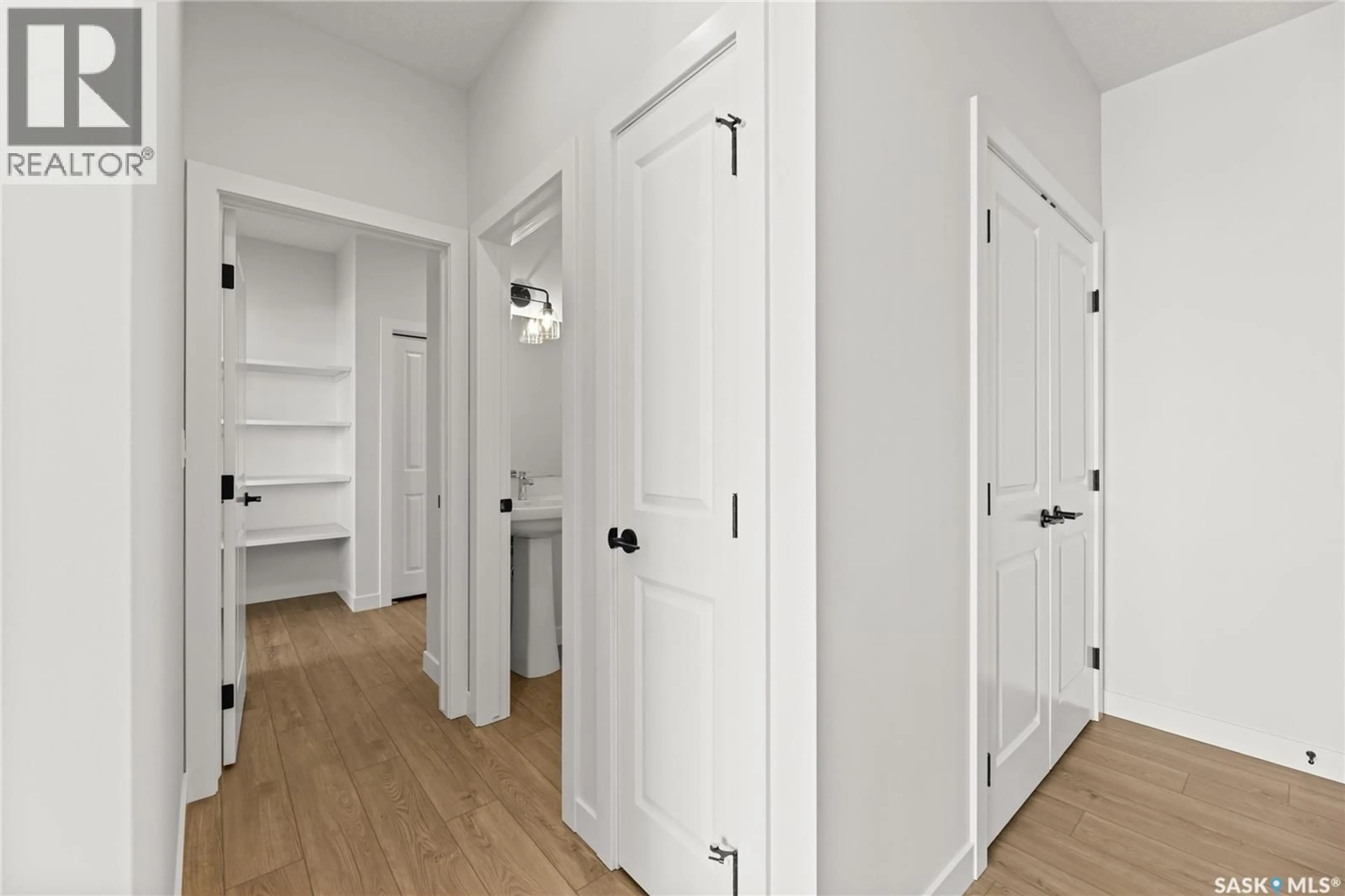 Indoor entryway for 227 COCKCROFT STREET, Saskatoon Saskatchewan S7V1Z1